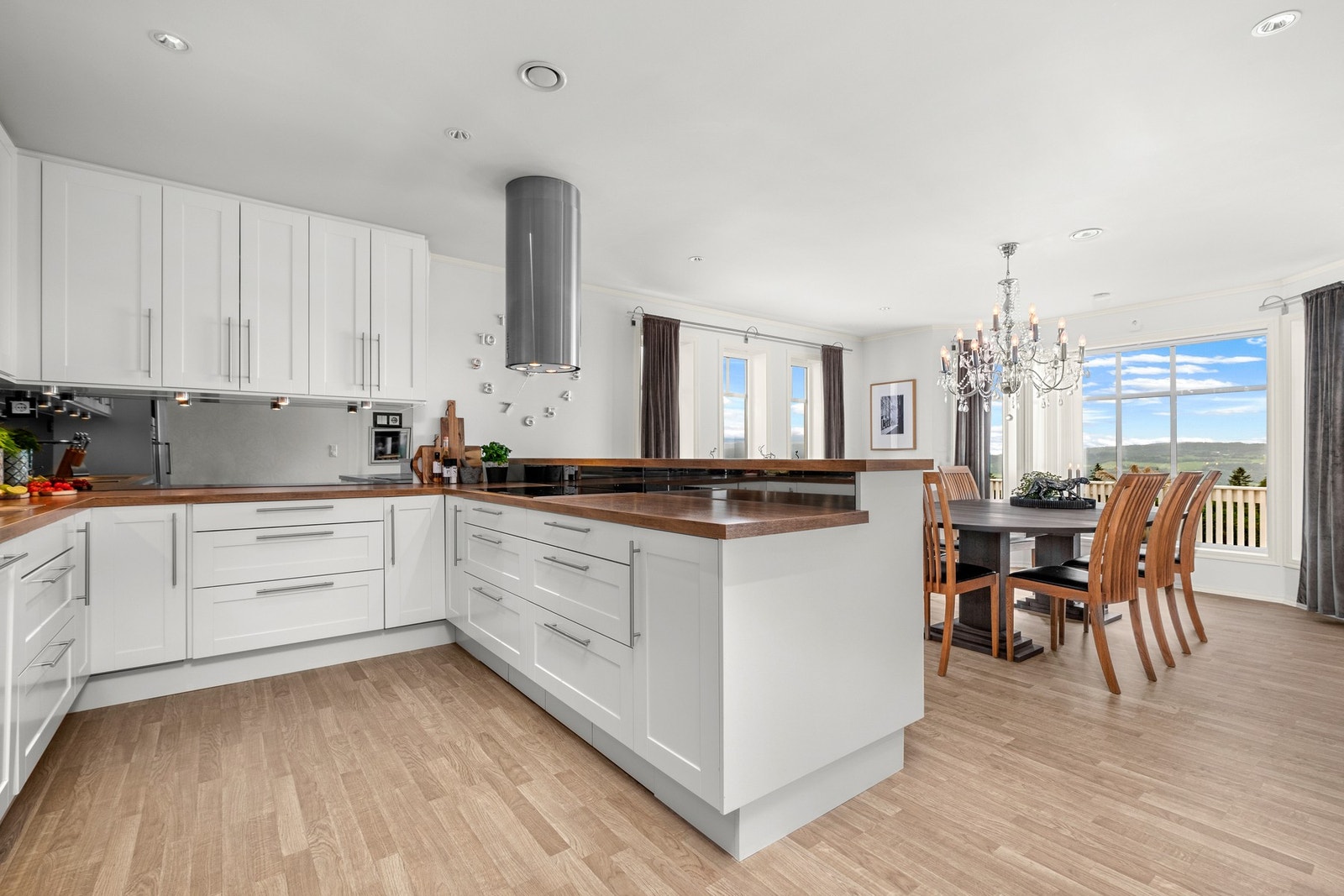 Kjøkkenet er på hele 31 kvm og er utstyrt med integrerte hvitevarer fra Siemens Galleribilde