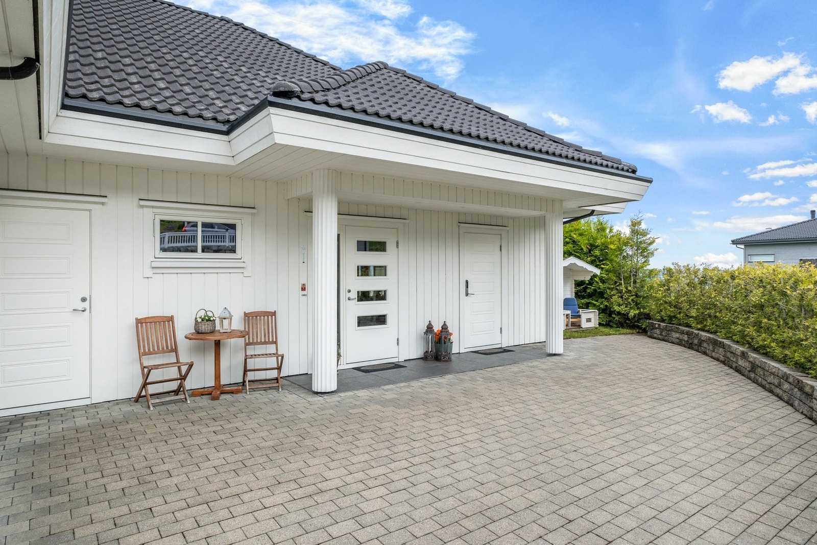 Trivelig inngangsparti med overbygg. Egen inngangsdør til garasjen Galleribilde