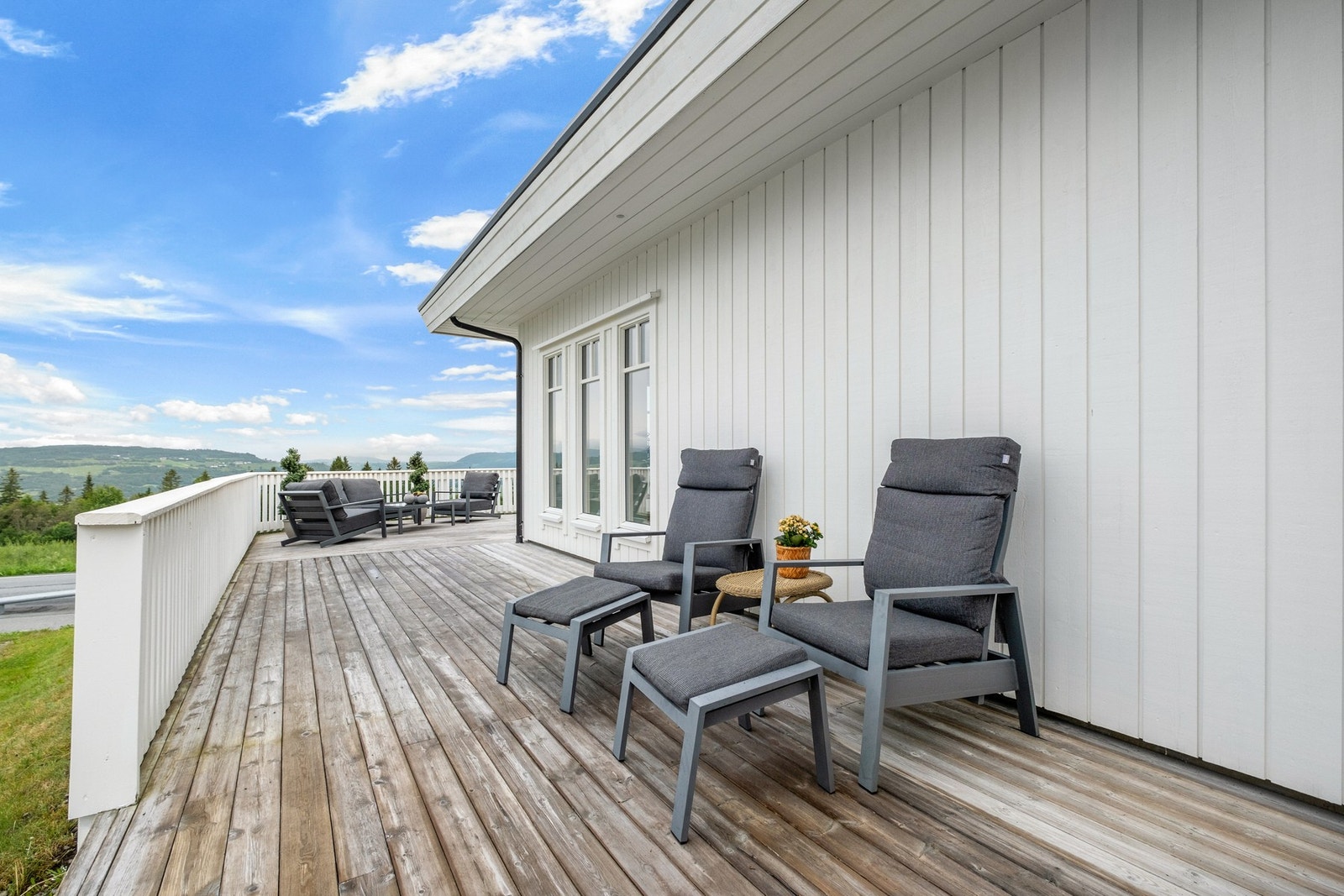 Terrassen strekker ser rundt store deler av boligen slik at du er sikret sol fra tidlig morgen til sen solnedgang Galleribilde