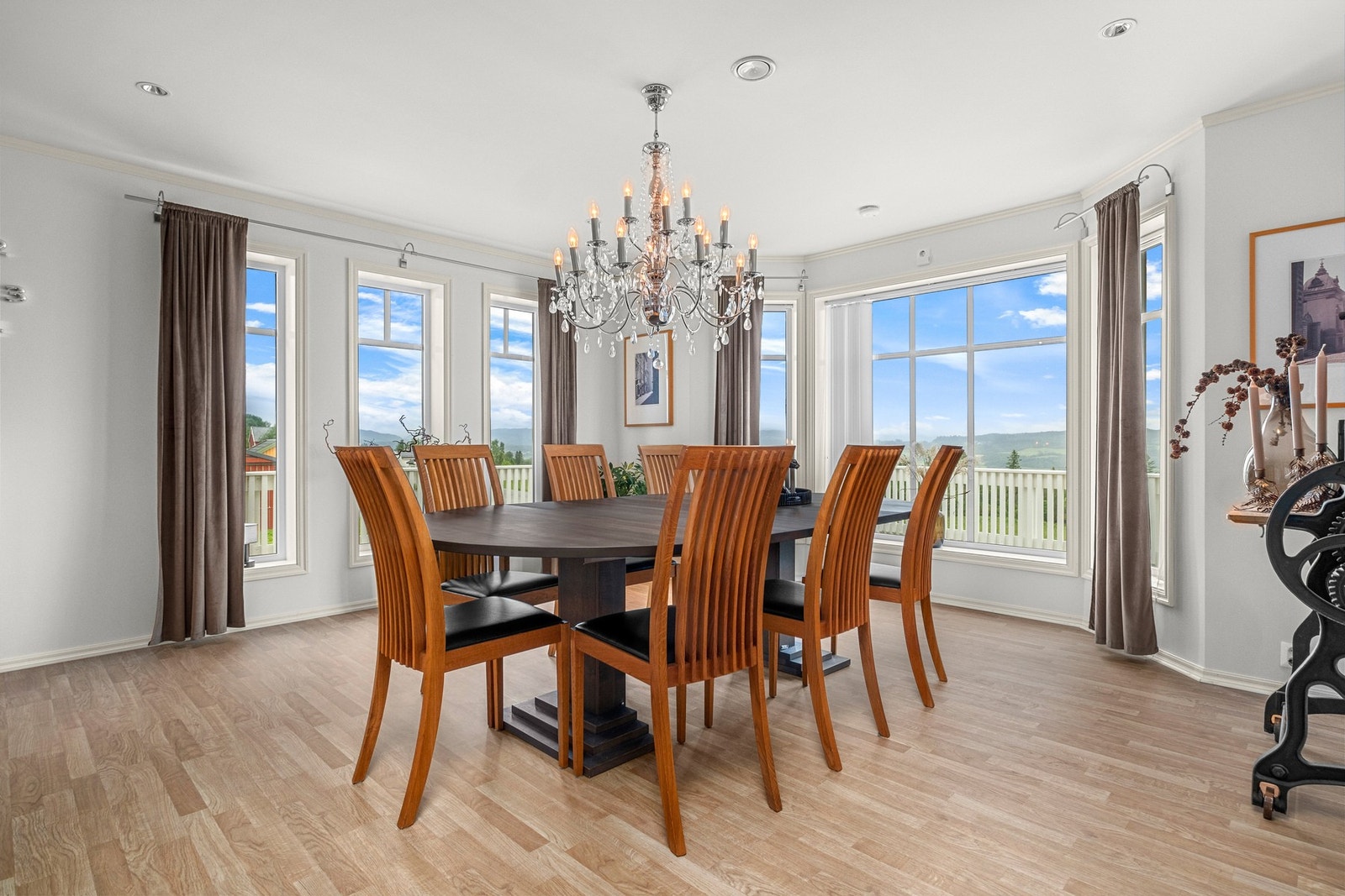 Stor og lys spisestue - inviter til lange middager med familie og venner! Galleribilde