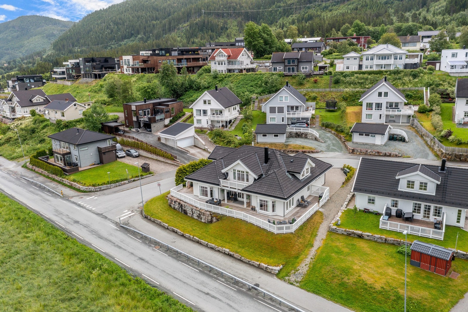 Hesttrøa er et relativt nyetablert boligfelt bestående av eneboliger. Her har du umiddelbar nærhet til bussholdeplass og Vassfjellets fantastiske turløyper Galleribilde