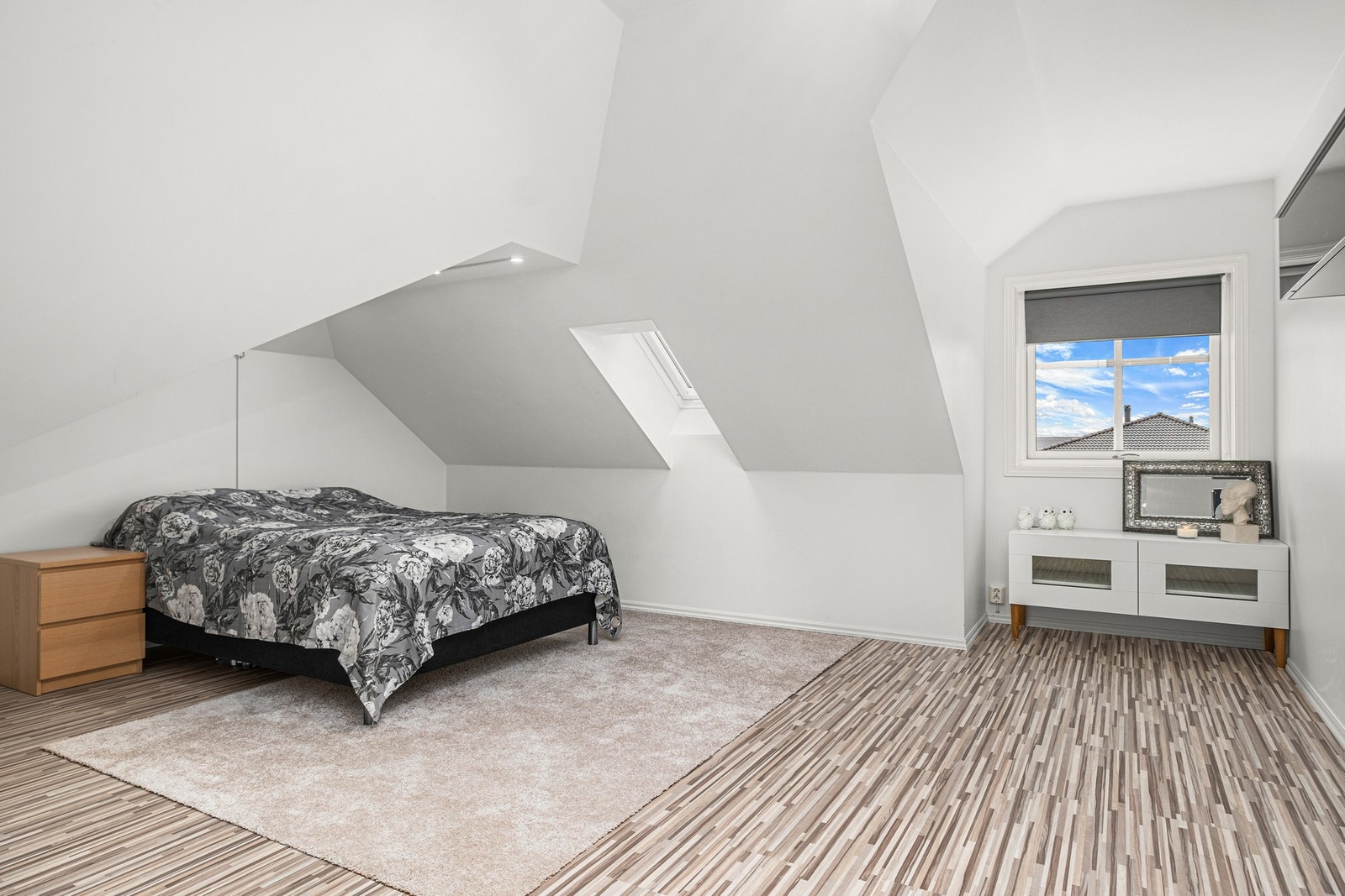 Soverom med plass til stor seng og garderobe. Galleribilde