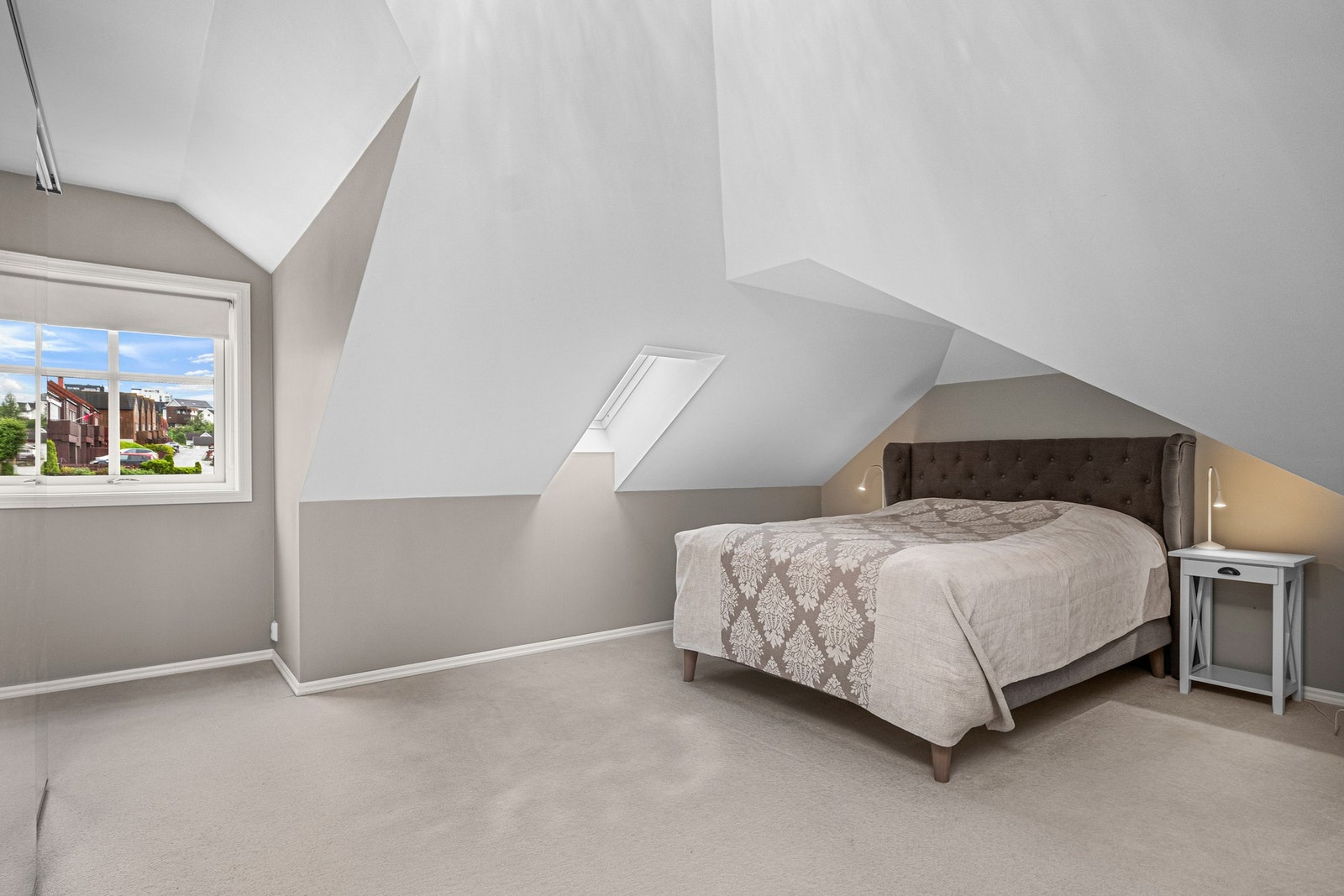 Alle tre soverommene i 2. etasje er over 14 kvm. Dette rommet har direkte tilgang til badet Galleribilde