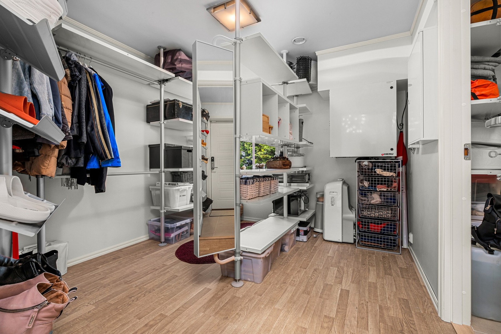 Teknisk rom i dag innredet som garderoberom tilknyttet en bod Galleribilde