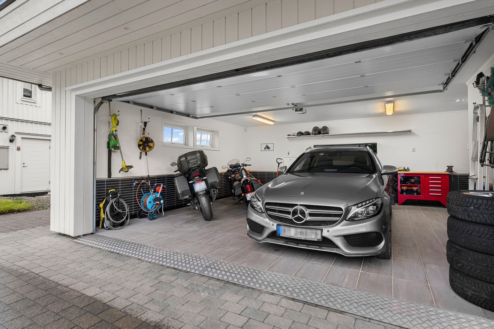 Strøken garasje på ca. 42 kvm., med vannbåren gulvvarme og god plass til 2 biler. Det er lagt fuktsikring opp langs veggen slik at man kan spyle innvendig uten problem. Galleribilde