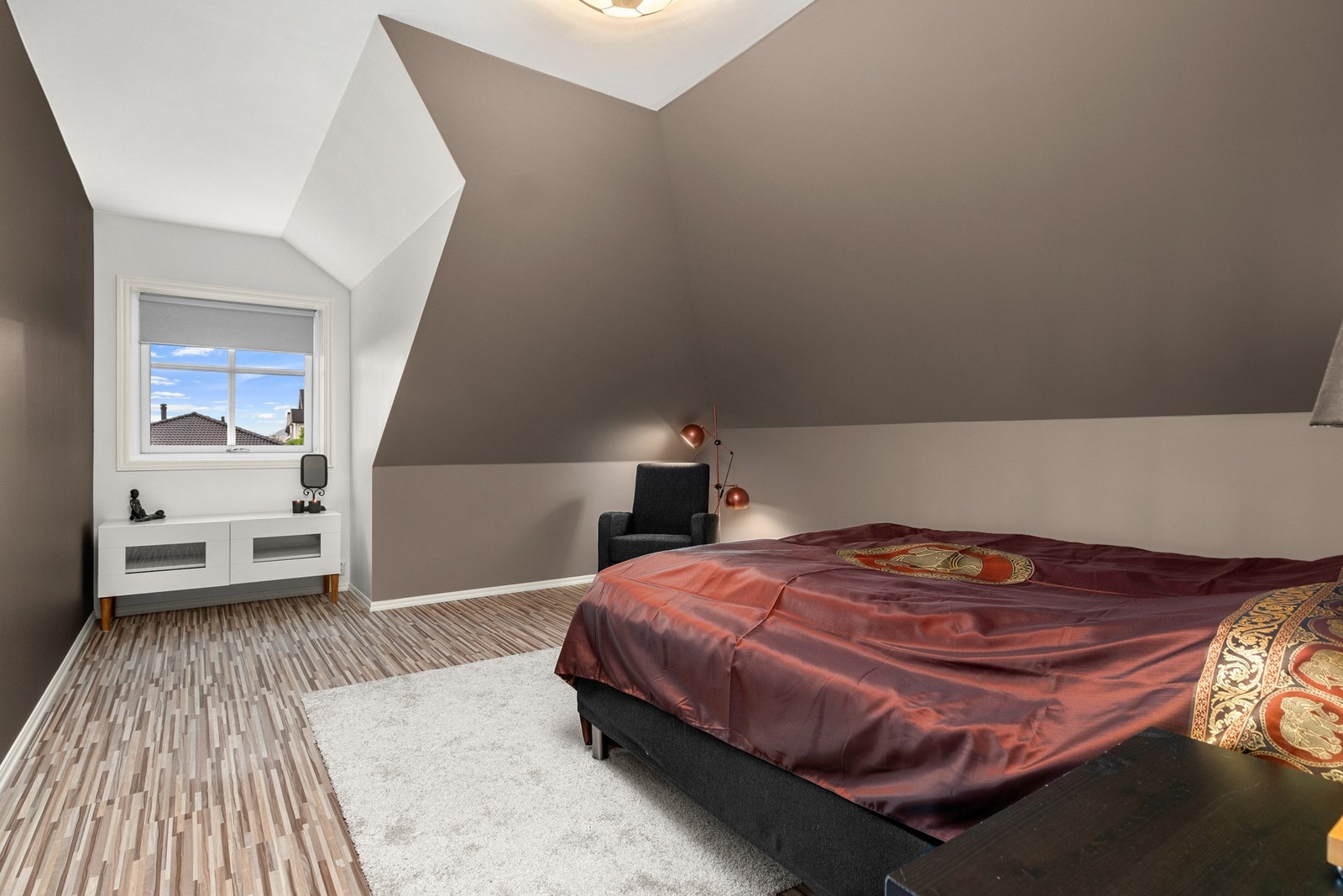 Soverom med god takhøyde og behagelig lysinnslipp. Galleribilde