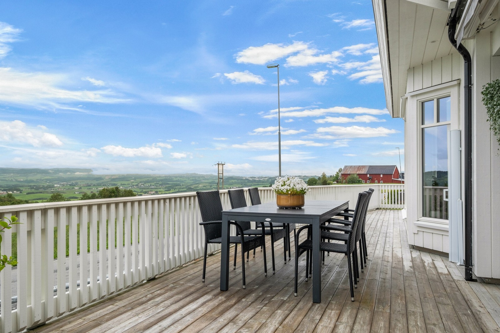 Utsiktsterrasse med plass til både spisebord og loungemøbler. Galleribilde