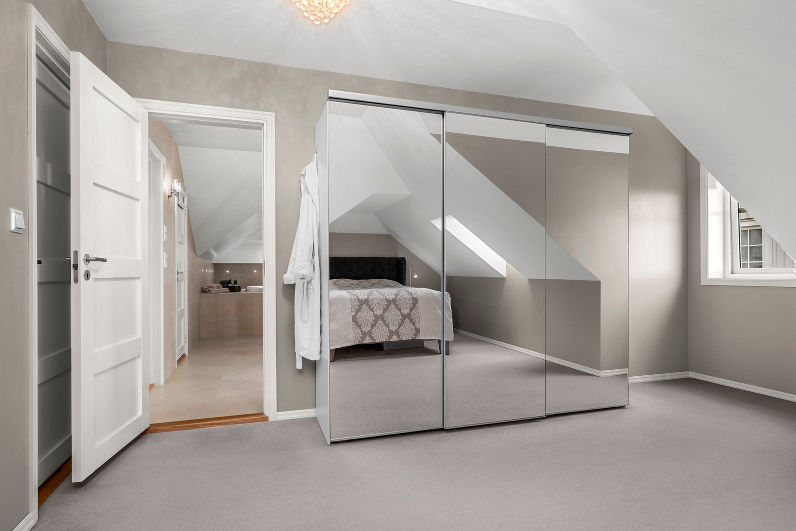 God plass til stort garderobeskap Galleribilde