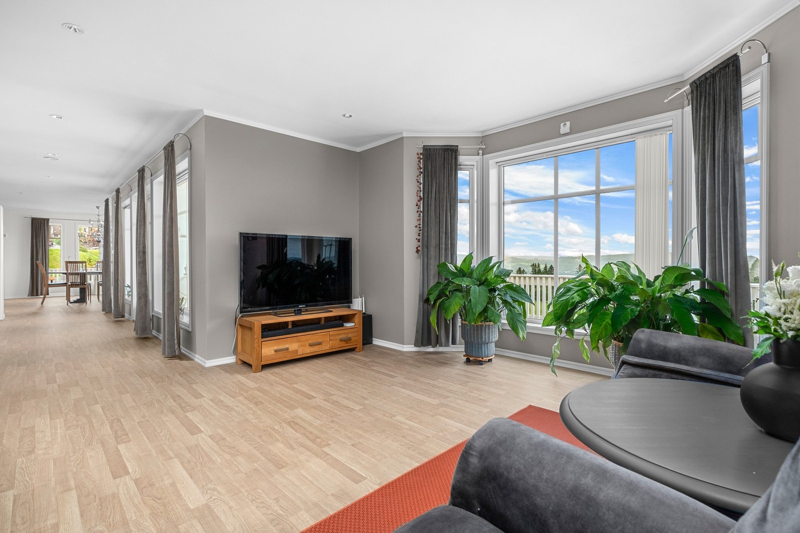 Lun og innbydende stue med plass til både sofakos og underholdning. Galleribilde