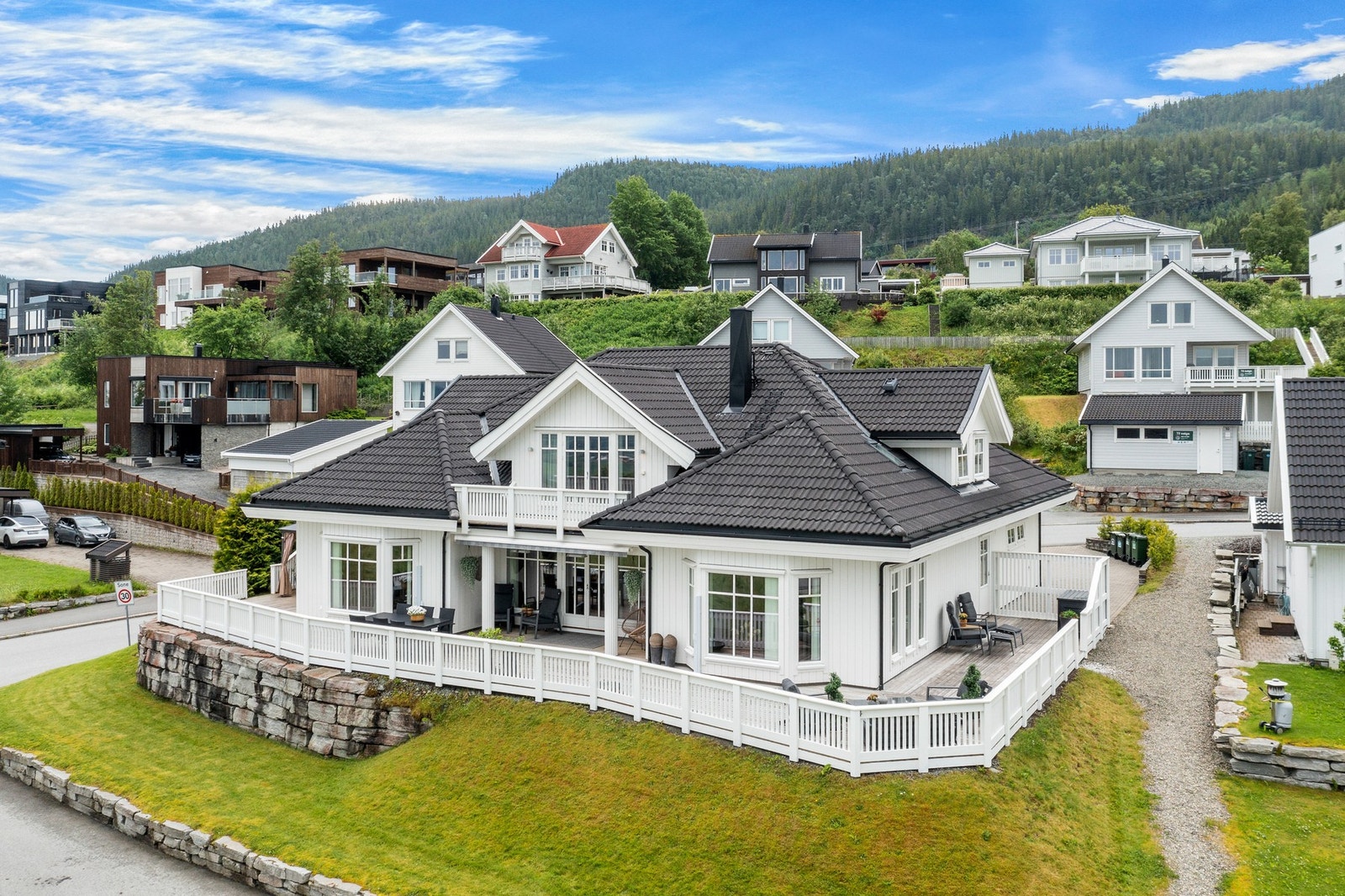 Velkommen til en herskapelig og svært innholdsrik enebolig med høy standard på Løvset Galleribilde