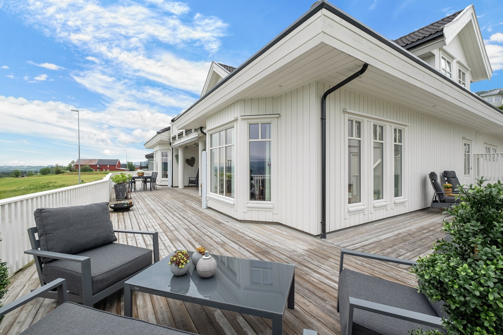 Lekkert uteområde med plass til avslapning og hygge. Galleribilde