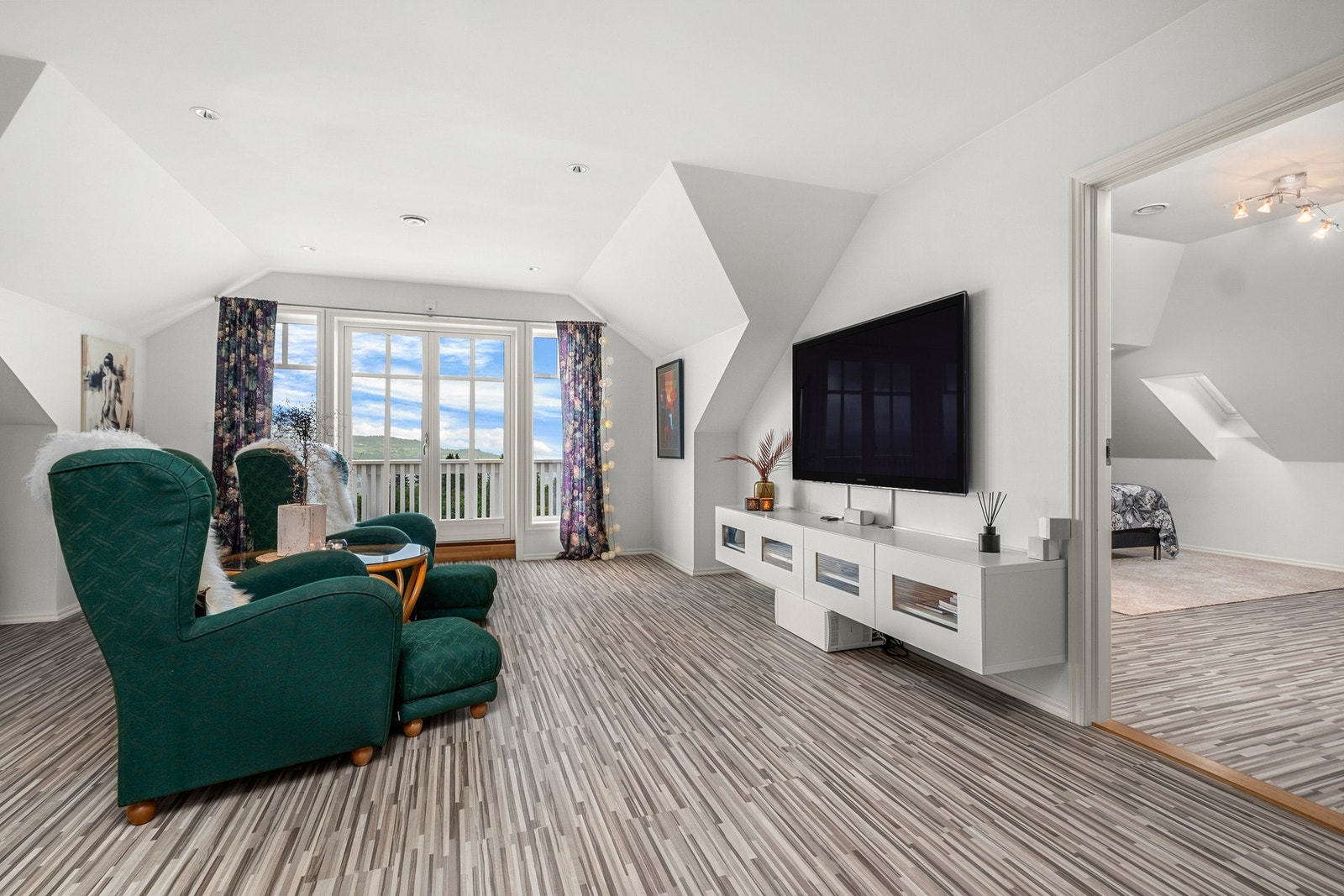 I 2. etasje finner du en svært romslig tv-stue med utgang til luftebalkong Galleribilde