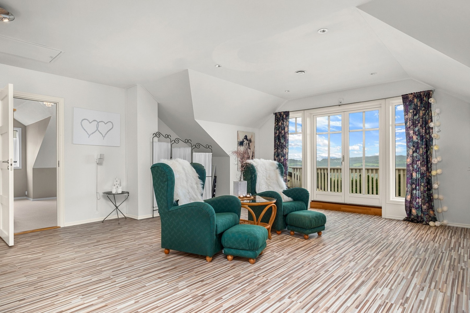 Romslig allrom med fleksible møbleringsmuligheter. Galleribilde