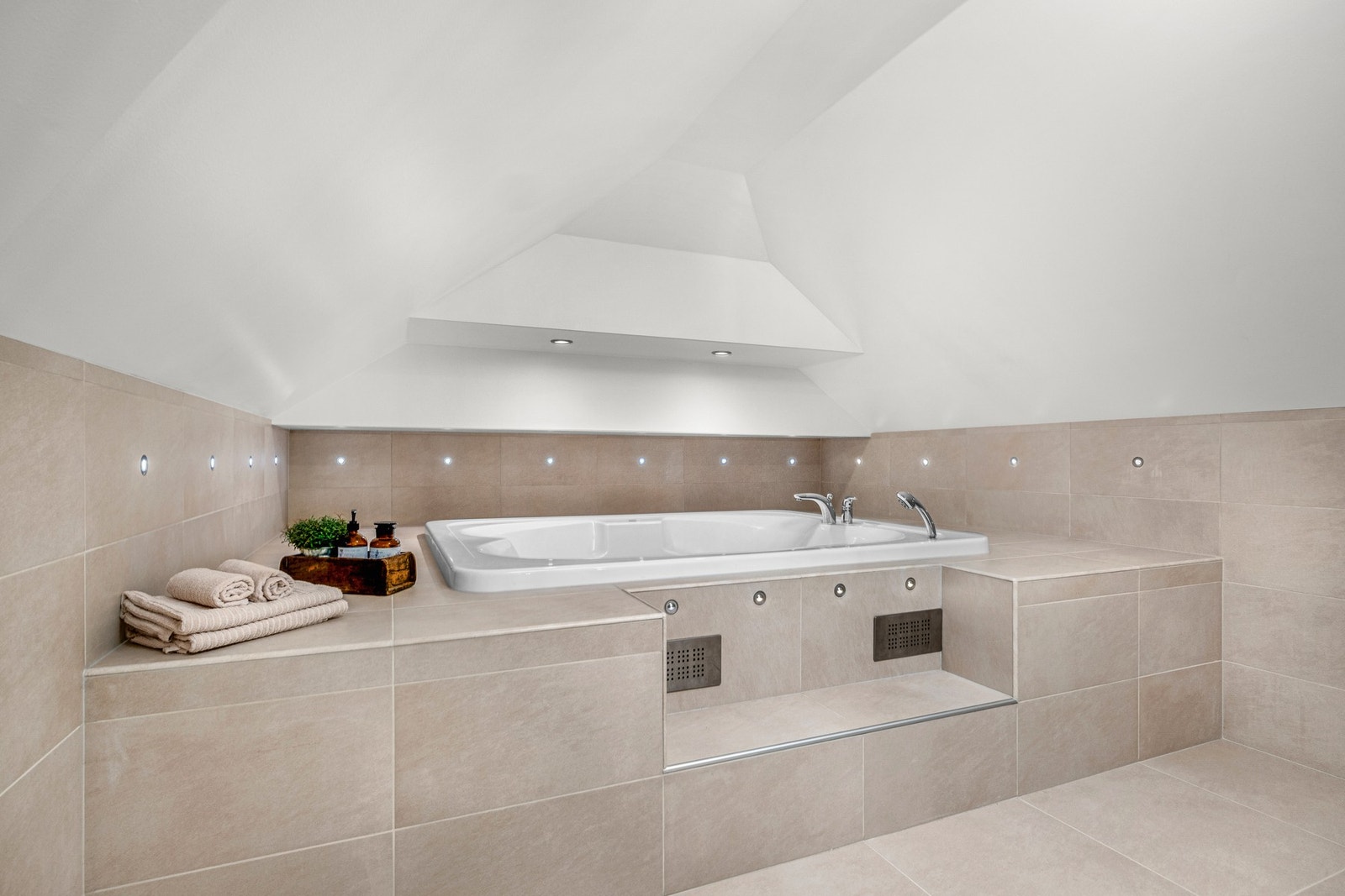 Badet er virkelig noe for seg selv. Rommet er på hele 17 kvm og består av stort badekar, stor dusjnisje og stor innredning med to vasker Galleribilde