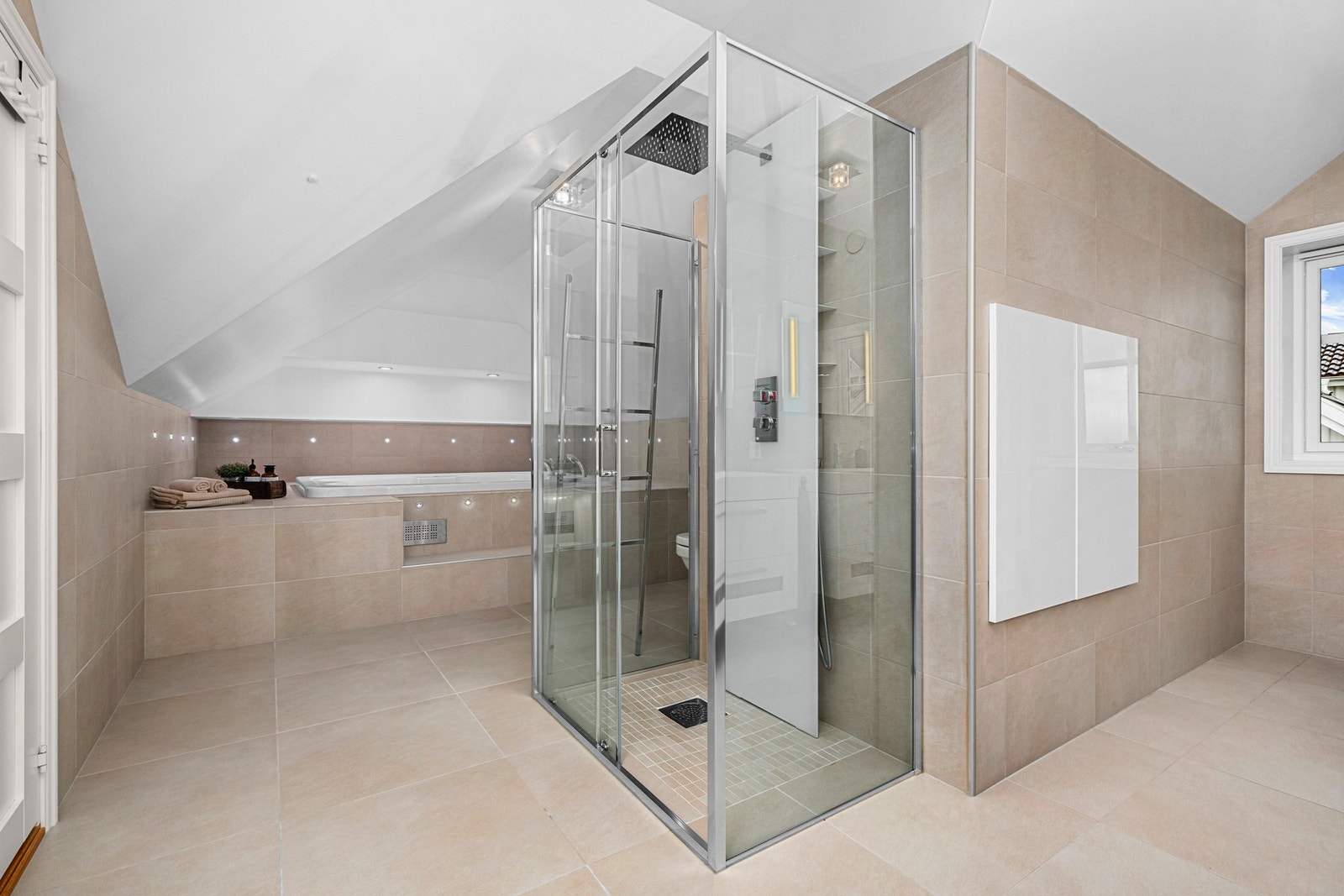 I tillegg er det en stilig dusj i glass utførelse og en svært praktisk klessjakt som fører ned til vaskerommet. Galleribilde