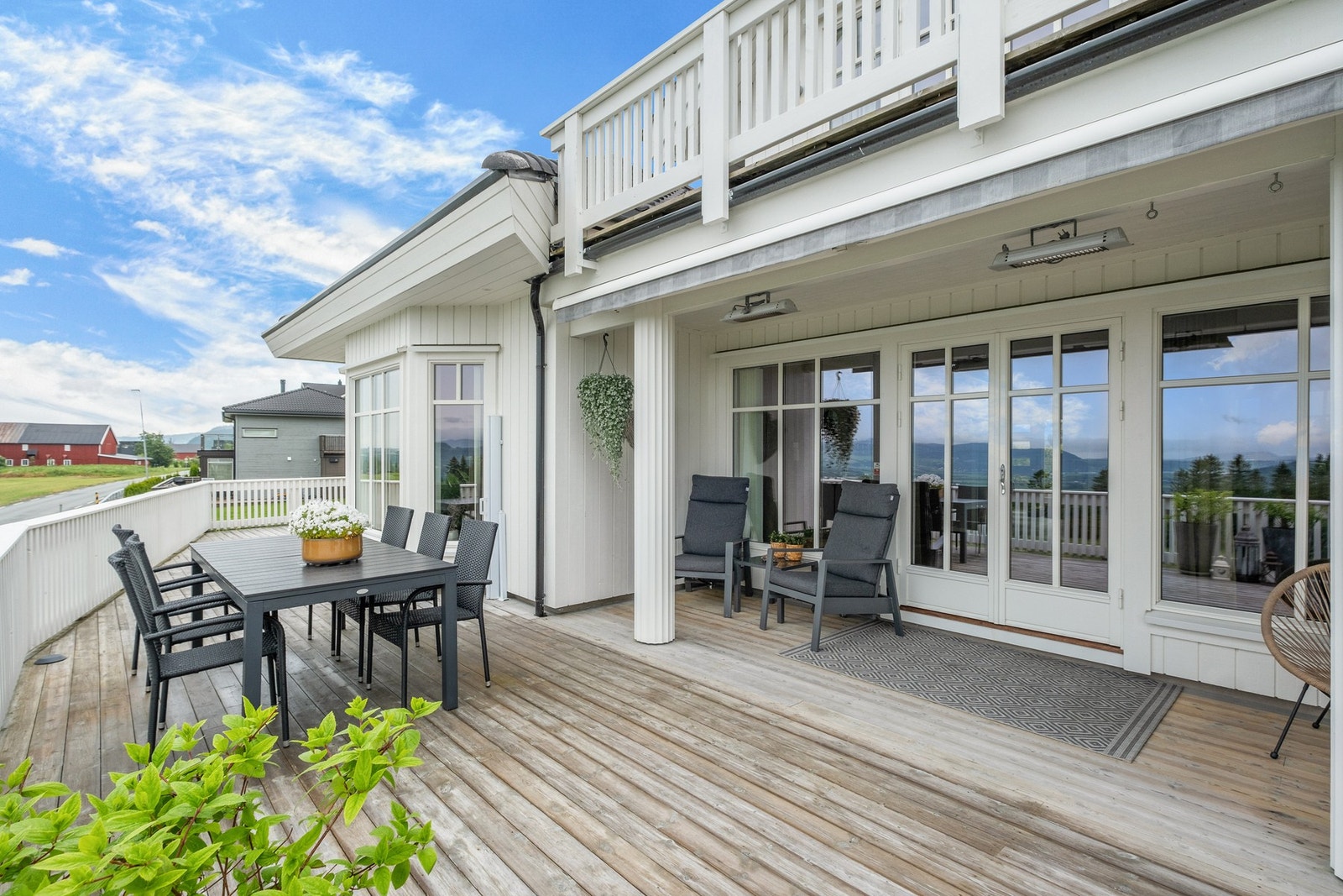 Fra stua har du utgang til en enorm terrasse på hele 120 kvm Galleribilde