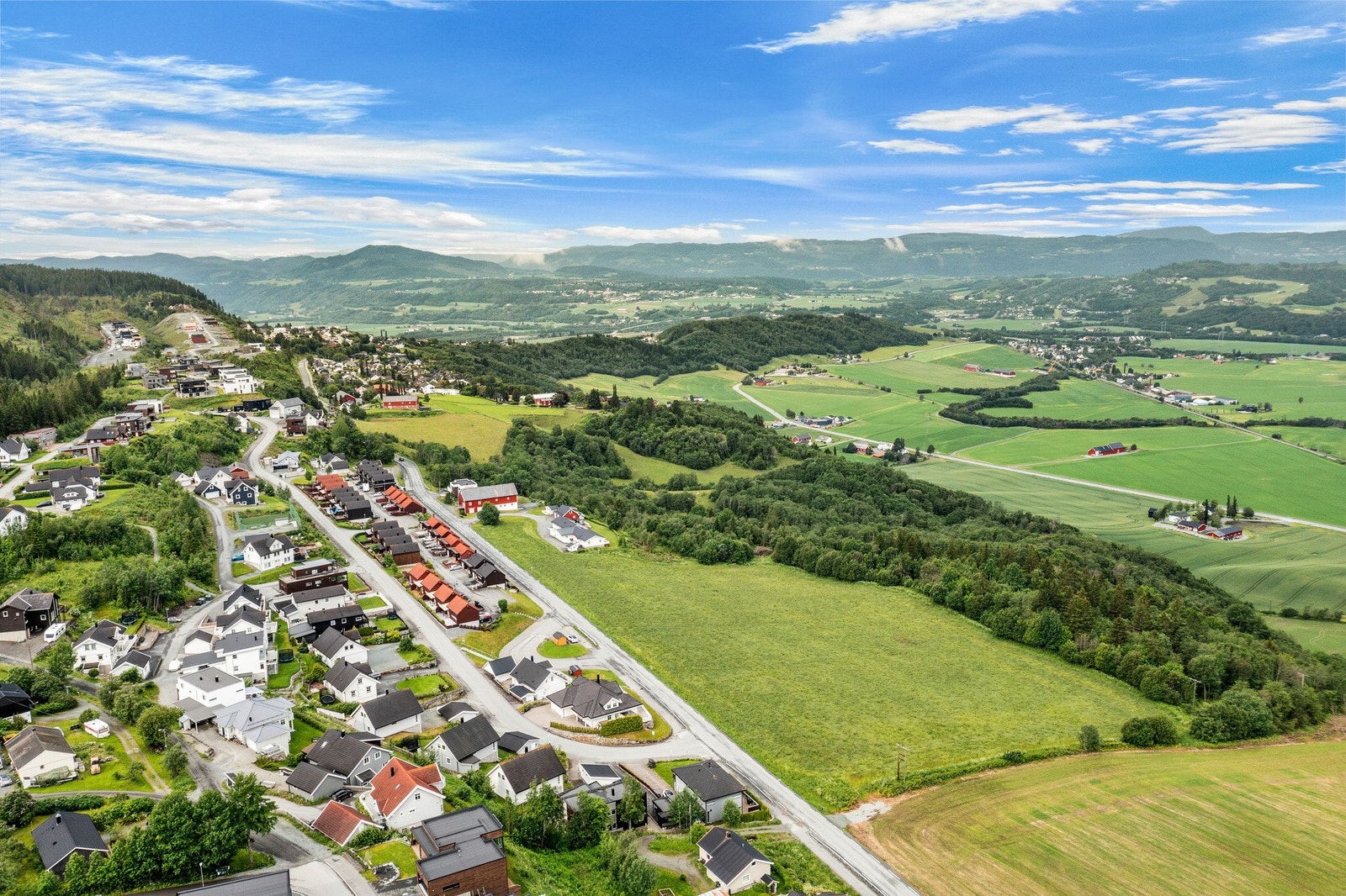 Kort gangavstand til Løvset barnehage og kort vei til høyeggen barneskole. Ca 10 min kjøring til Tiller Galleribilde