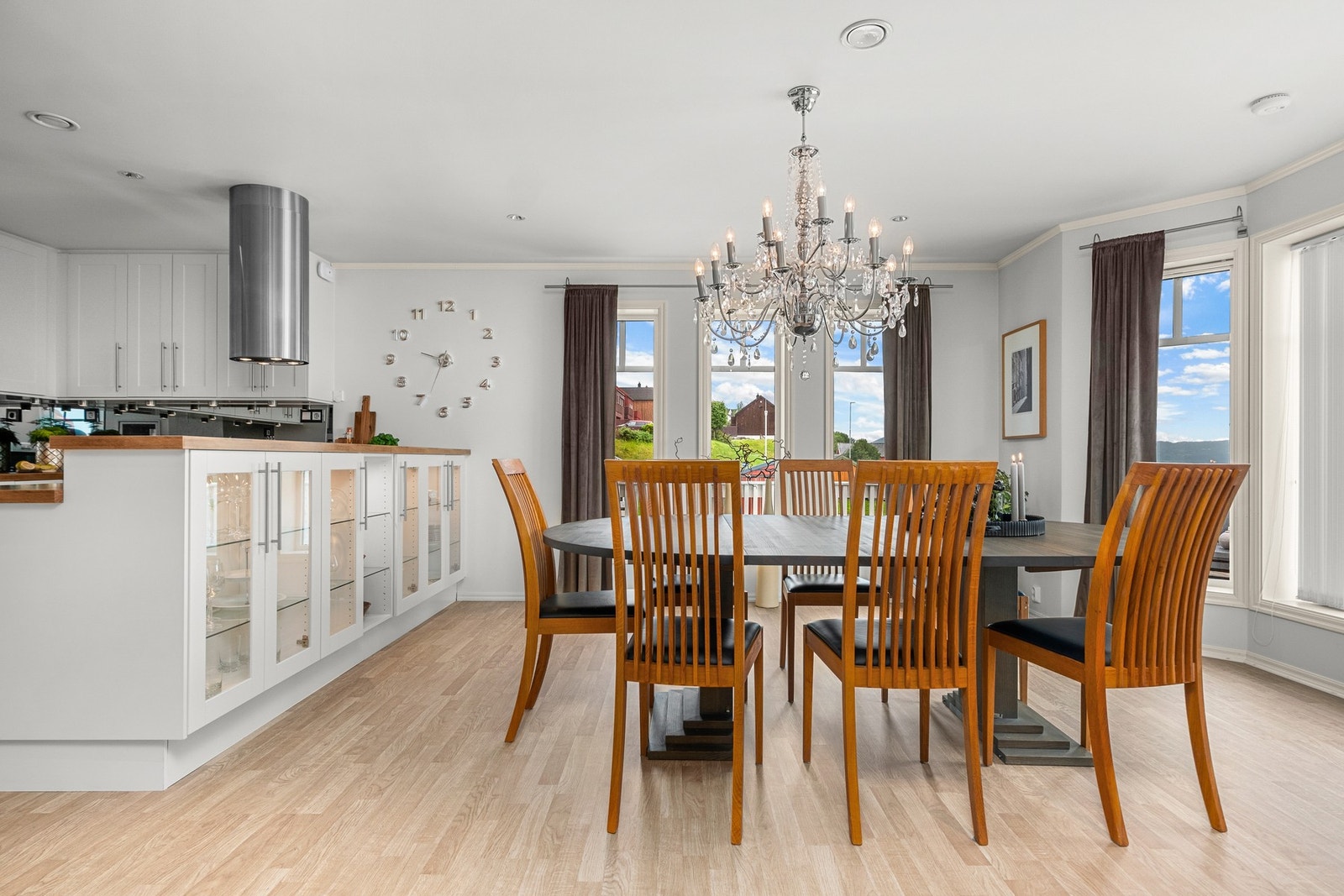 Åpen løsning gir en herlig sosial sone med god plass. Galleribilde