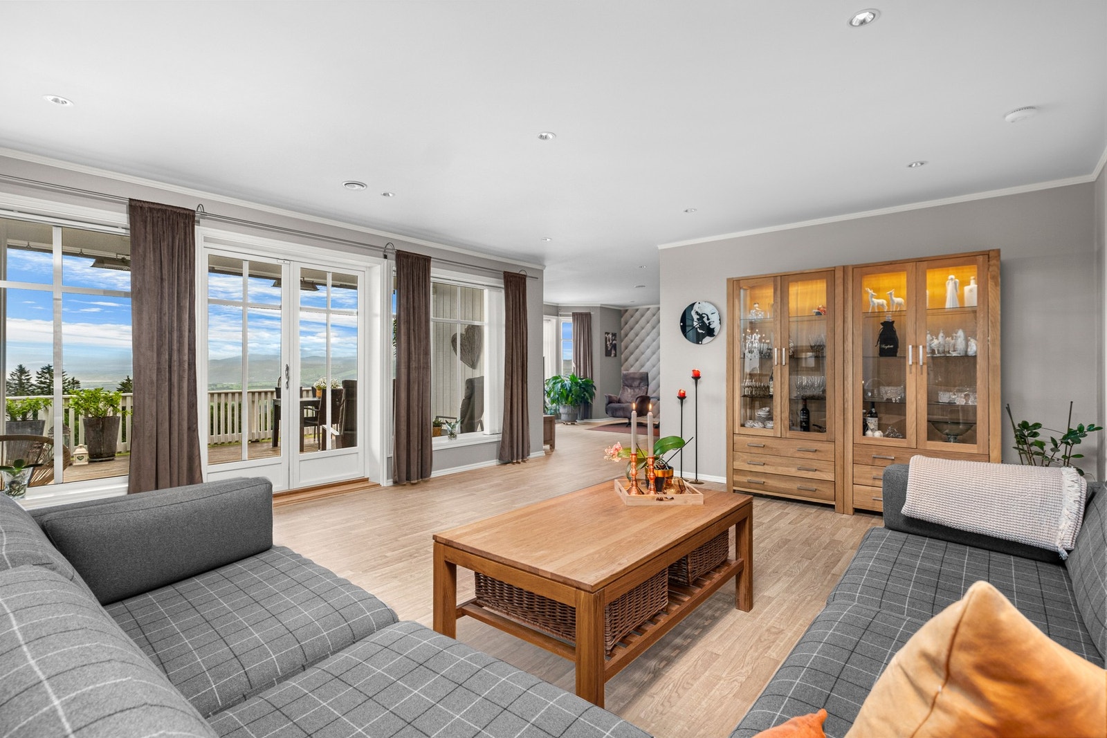 Her har du store vindusflater mot en fantastisk utsikt Galleribilde