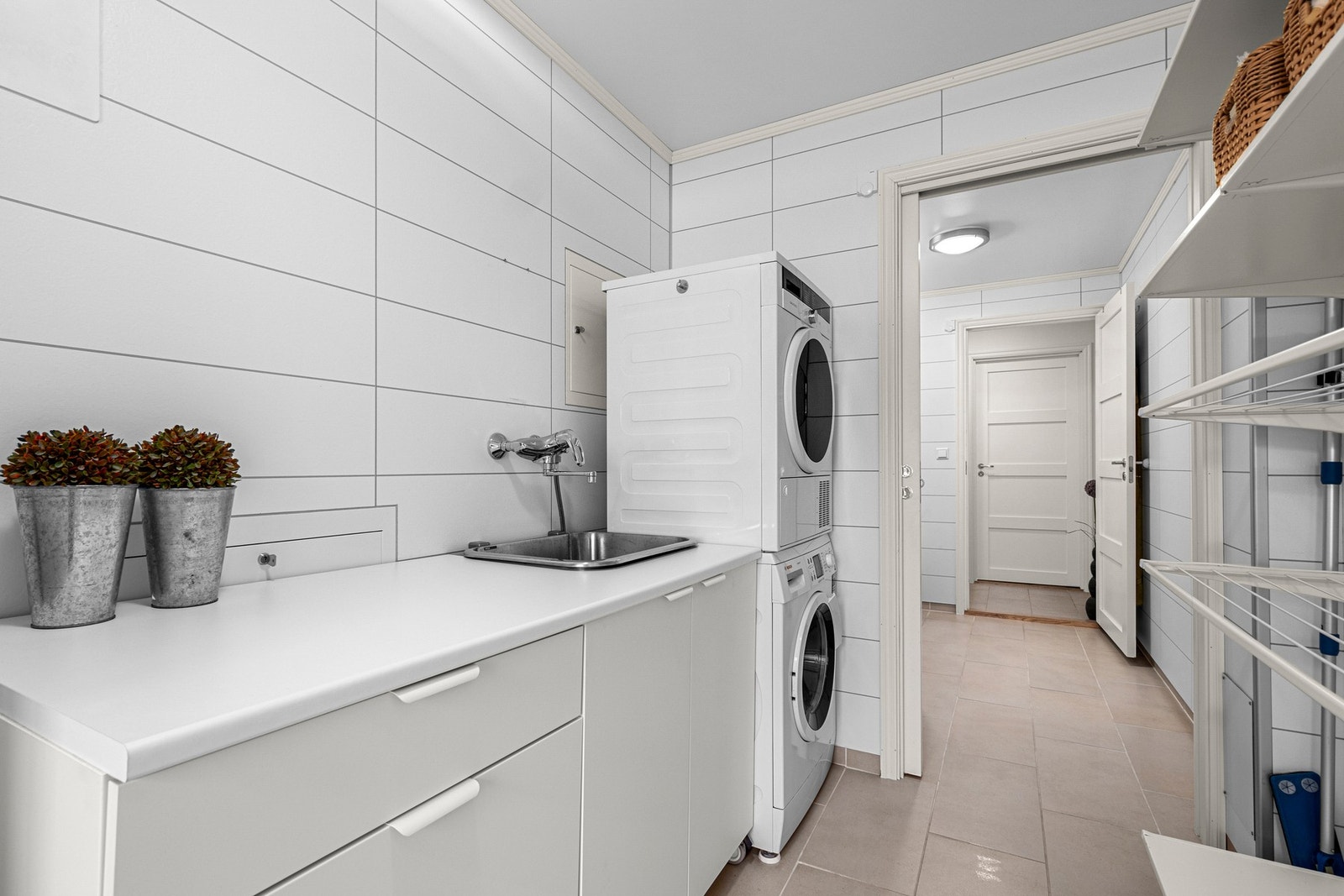 Vaskerommet har en praktisk innredning og skyllevask Galleribilde