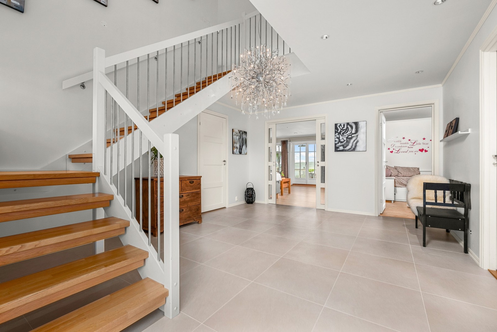 Luftig hall med flott trappeløsning som binder etasjene sammen Galleribilde