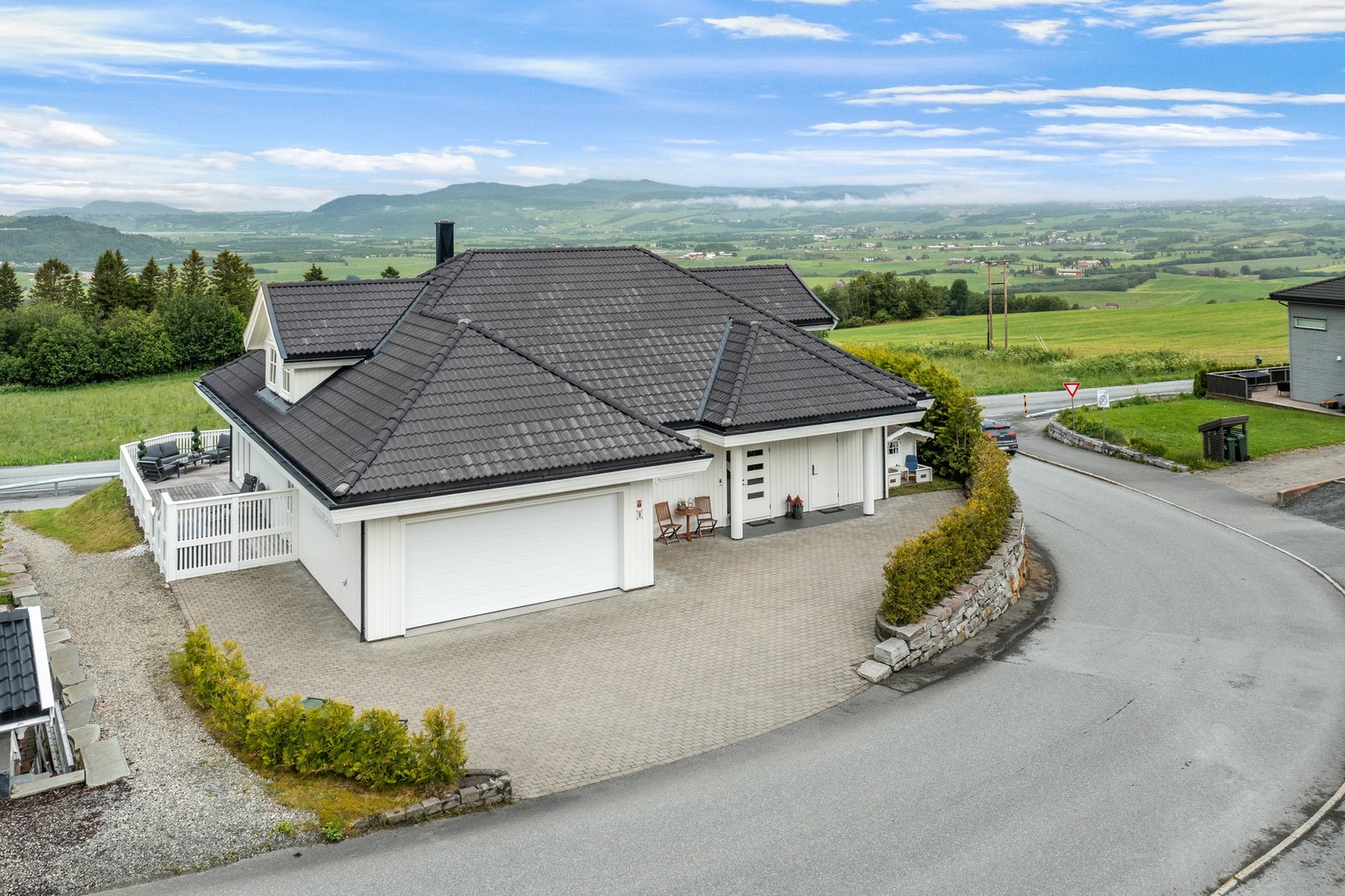 Boligen skiller seg positivt ut fra mengden og har et estetisk flott uttrykk. Flott steinlagt gårdsplass med gode parkeringsmuligheter Galleribilde