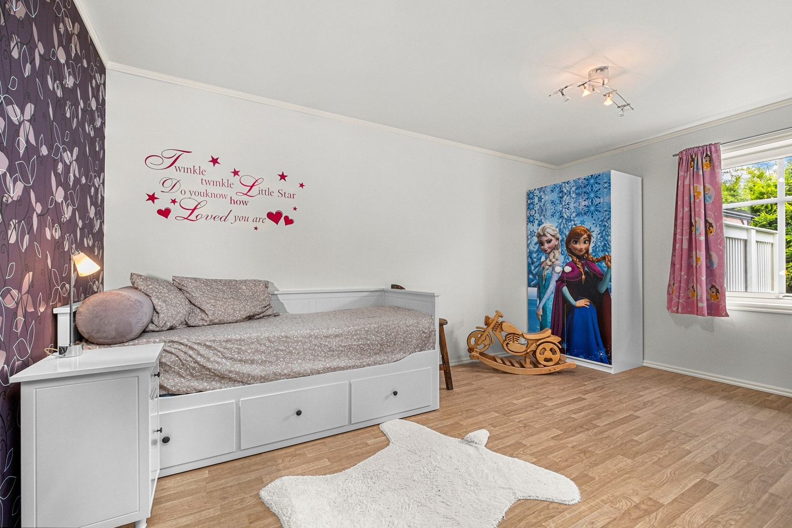 Lyst barnerom med god plass til lek og moro Galleribilde