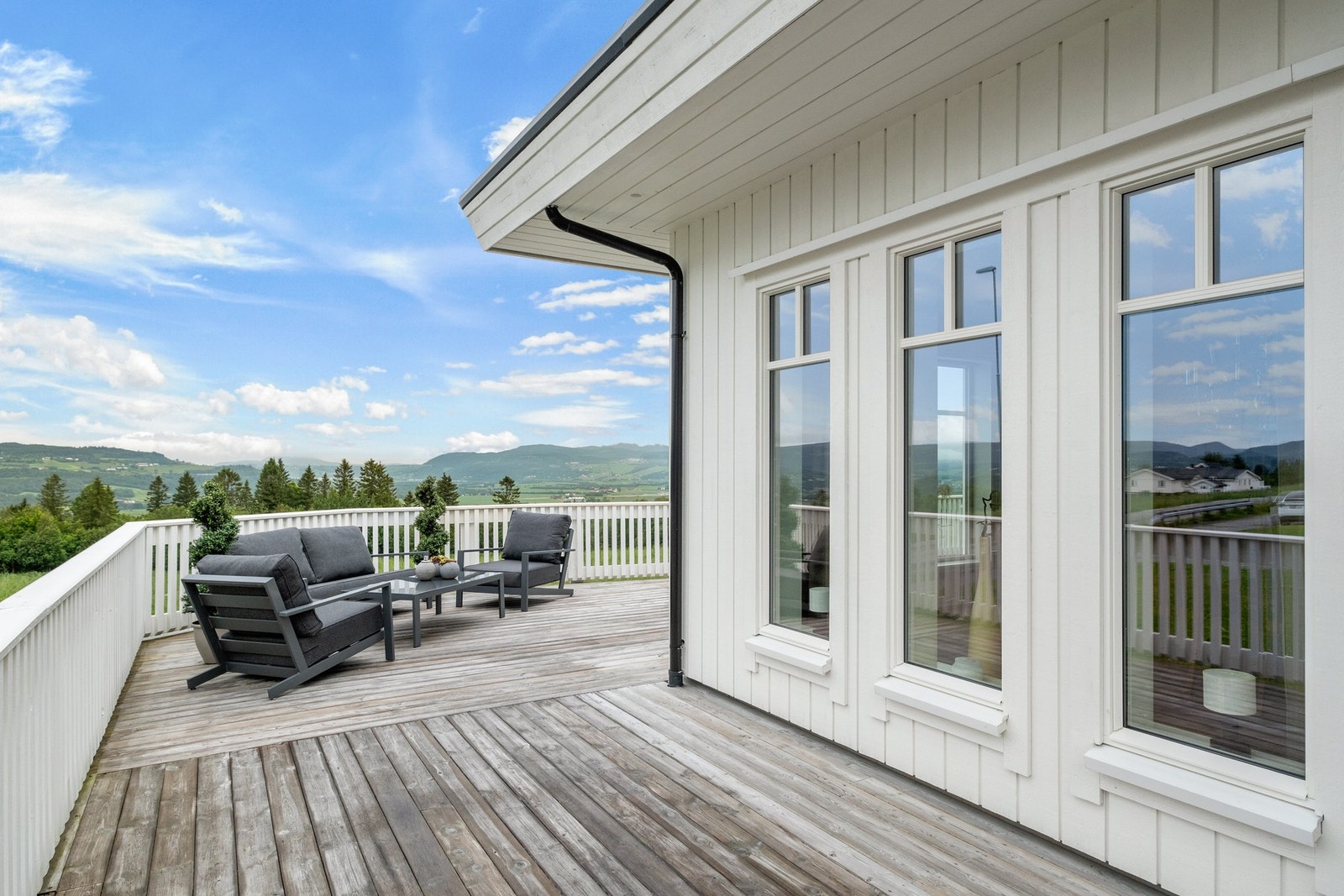 Rikelig plass til både grillfest og late sommerdager. Galleribilde