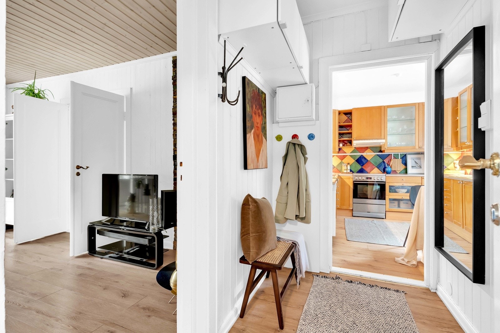 Velokmmen inn! Her er det god plass til å henge fra seg yttertøy og sette fra seg sko på en ryddig og praktisk måte. Galleribilde