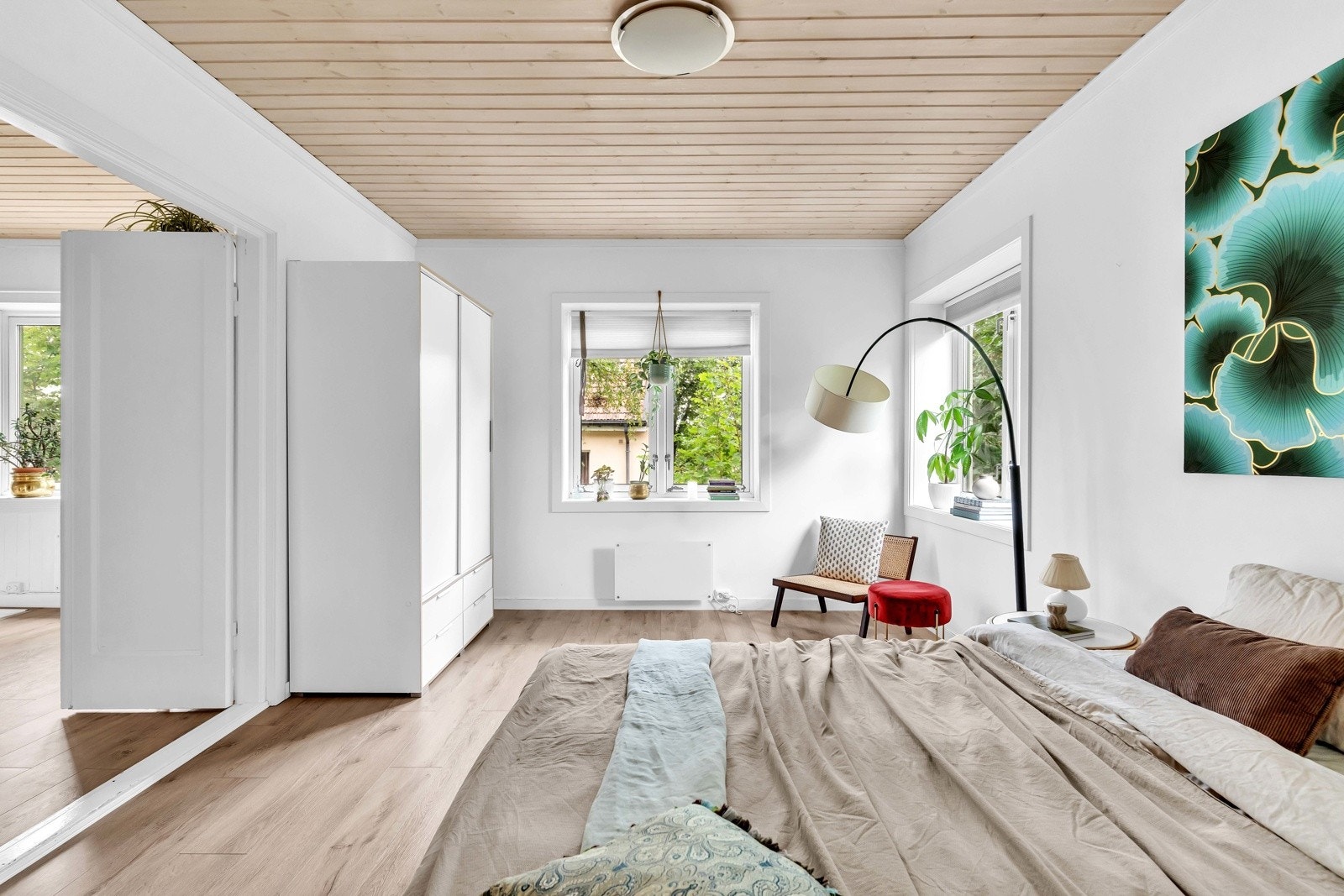 Vinduer i to himmelretninger slipper inn mye dagslys og gir en god romfølelse. Her er det god plass til å møblere etter behov, og det er mulig å sette inn ytterligere garderobeskap dersom ønskelig. Galleribilde