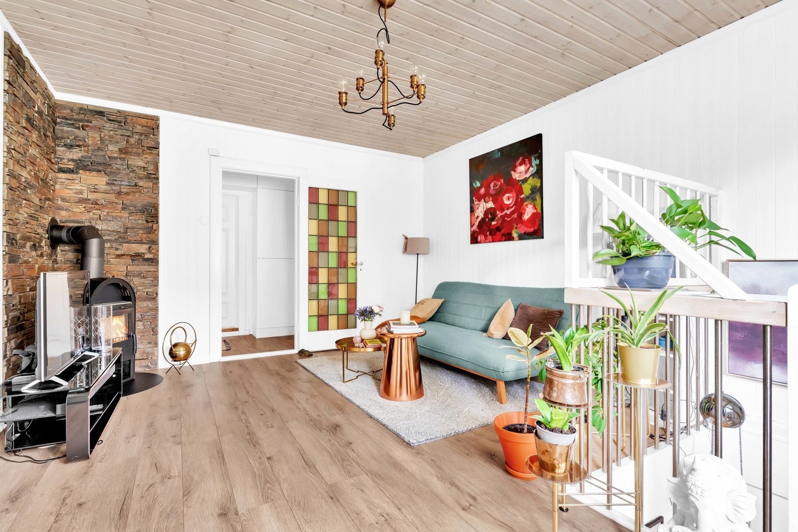 En vedkamin skaper en lun og koselig stemning, spesielt på kjølige kvelder Galleribilde