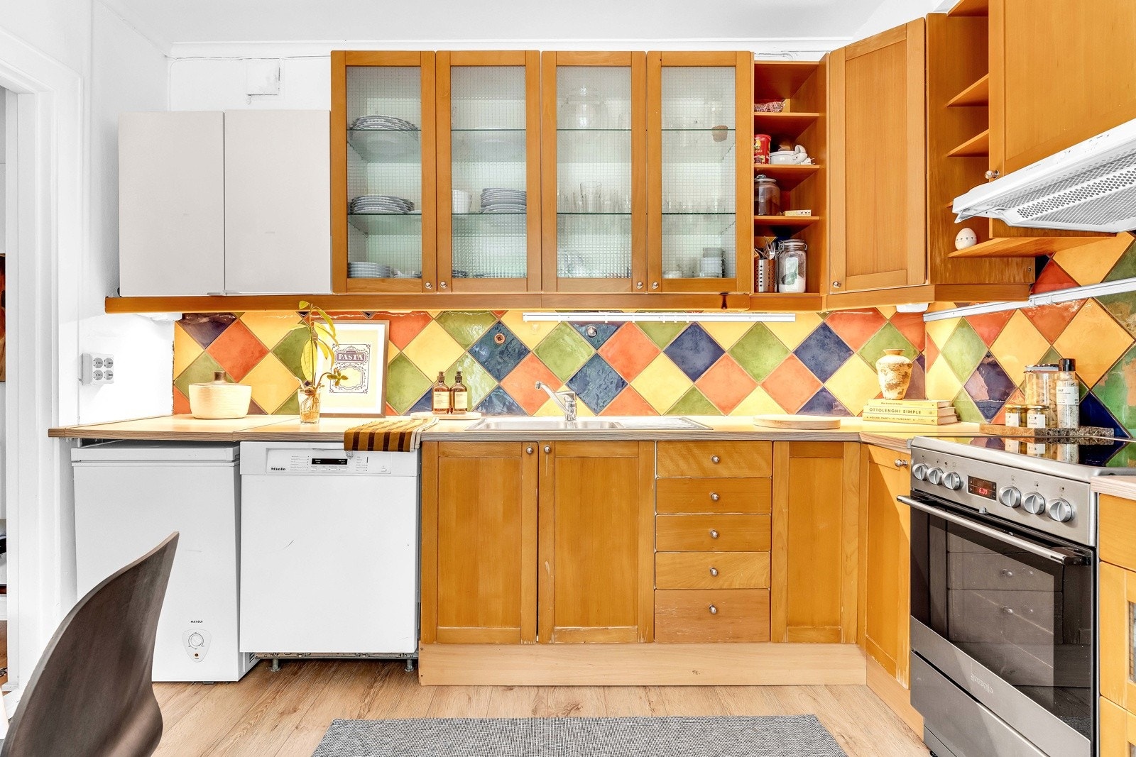 Kjøkkenet er levert av Ikea og har en praktisk og gjennomtenkt innredning med takhøye overskap som gir rikelig med lagringsplass Galleribilde