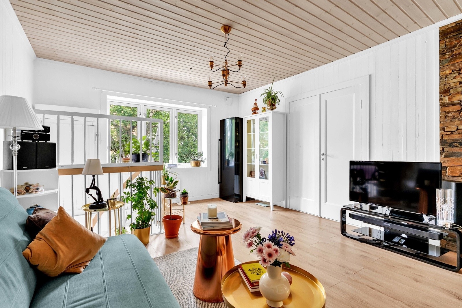 Stuen er lys og trivelig, med et pent laminatgulv og god plass til både sofagruppe og spisebord Galleribilde