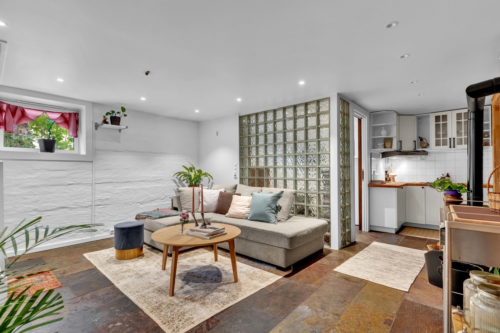 Kjelleren er godkjent som disp. rom. Se pkt. ferdigattest for mer utfyllende informasjon om hva dette innebærer Galleribilde