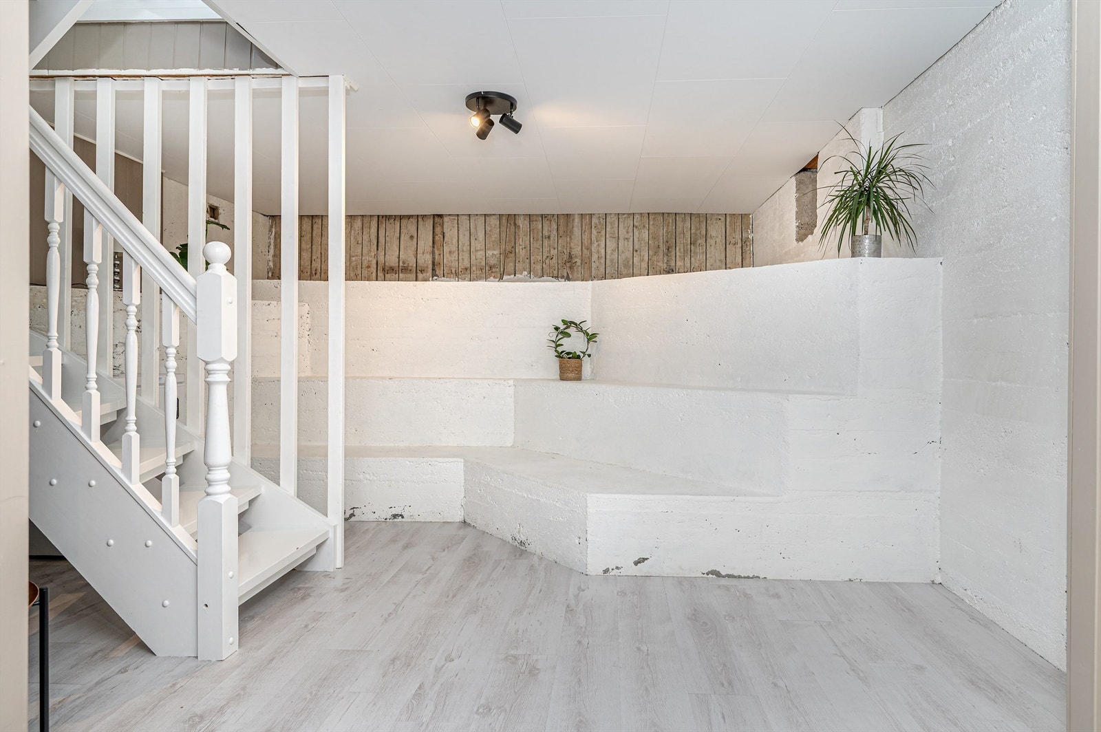 Gang i underetasjen med trapp til stue i hovedetasjen Galleribilde