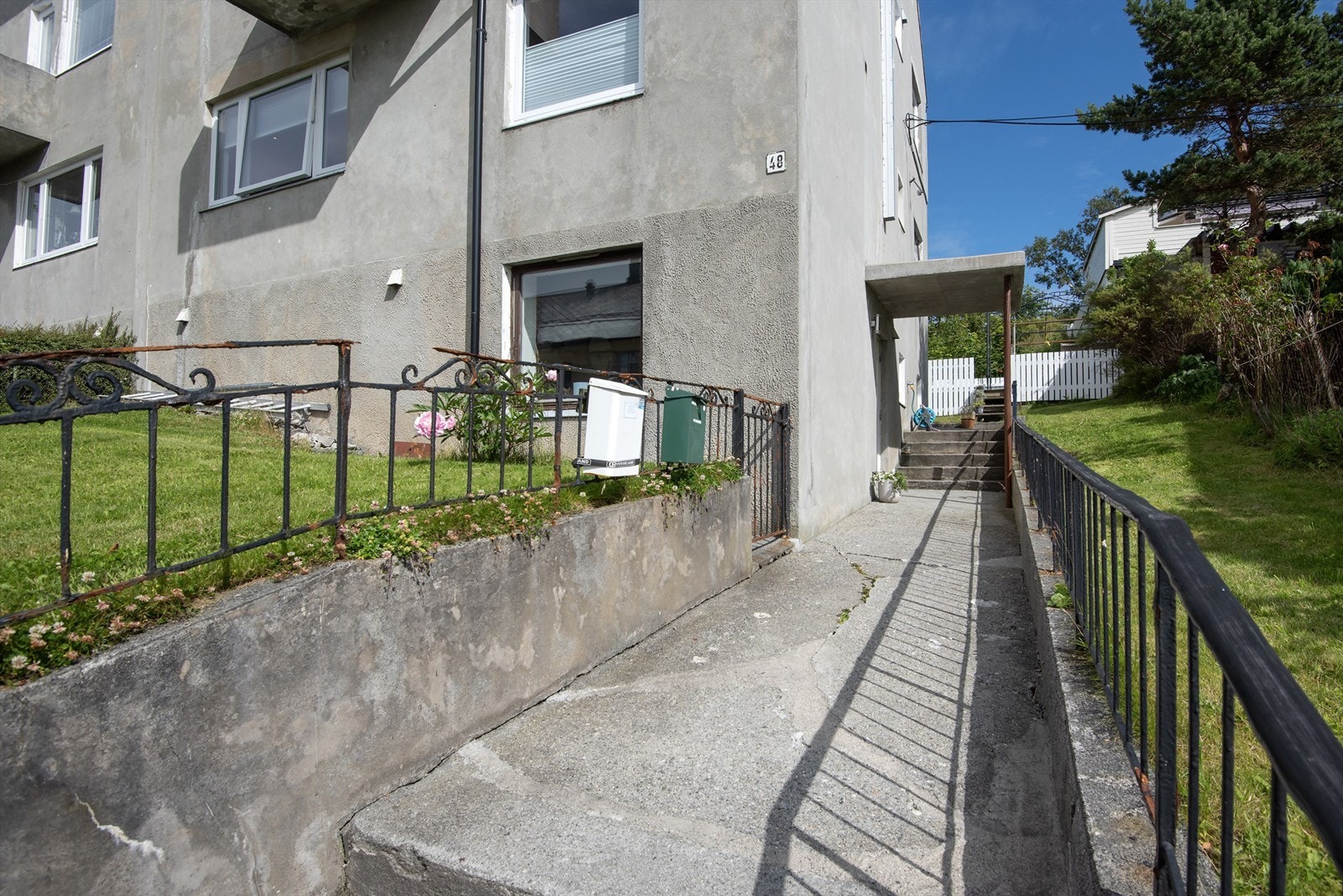 Støpt trapper og adkomst til eiendommen Galleribilde