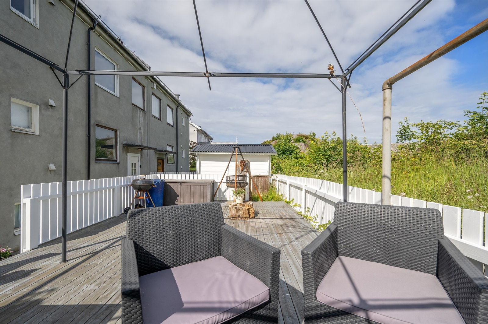 Felles terrasse/uteplass i hagen Galleribilde