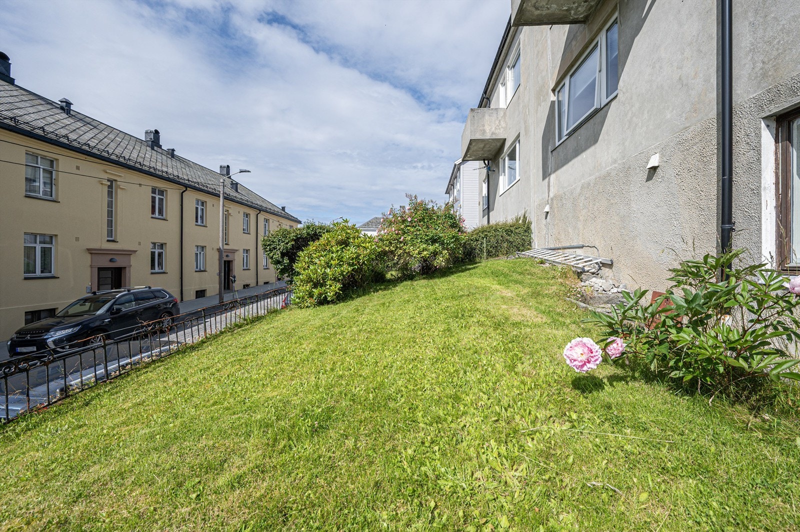 Skrånende opparbeidet hage mot syd mot Giskegata Galleribilde