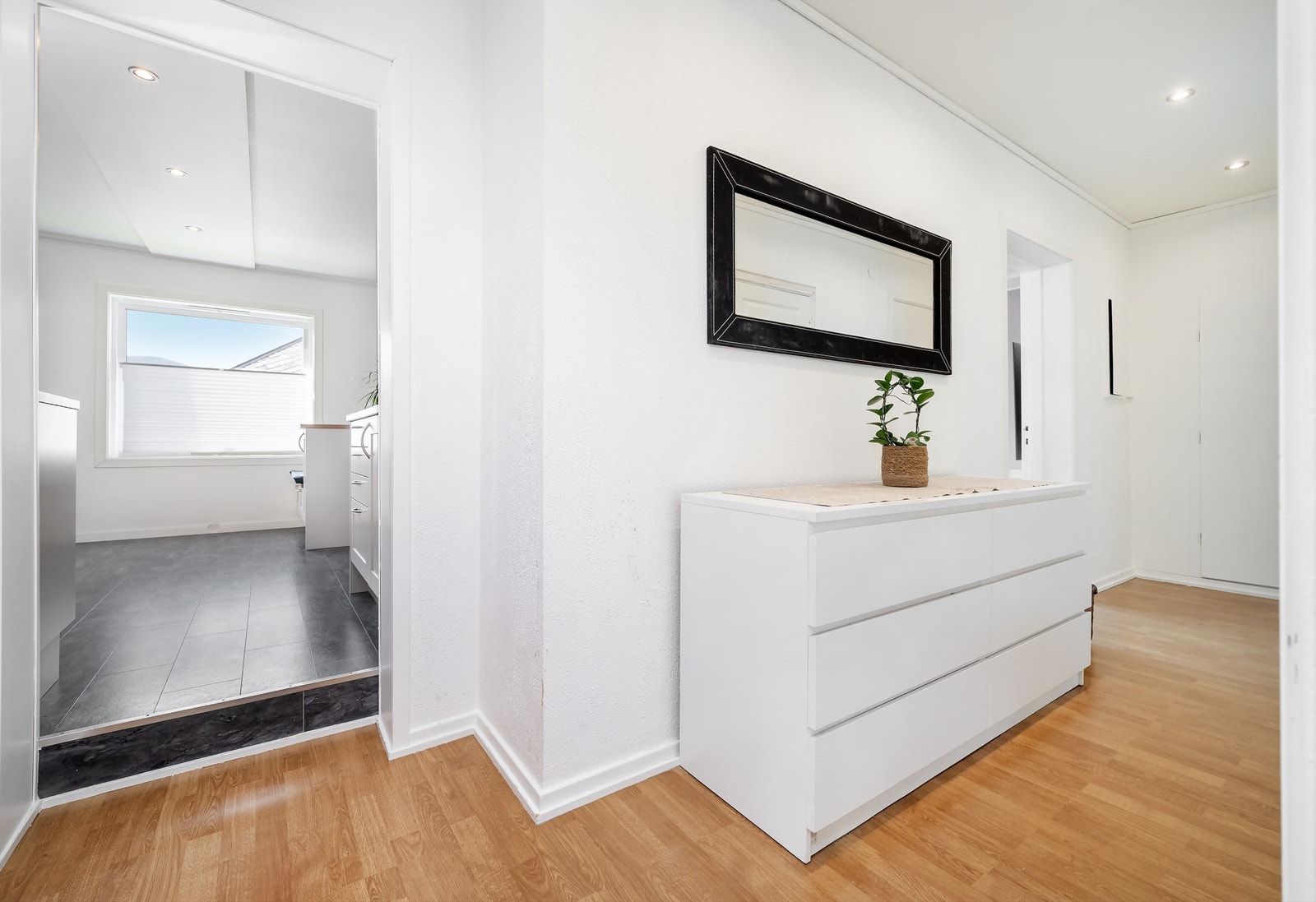 Fra gang mot kjøkken Galleribilde