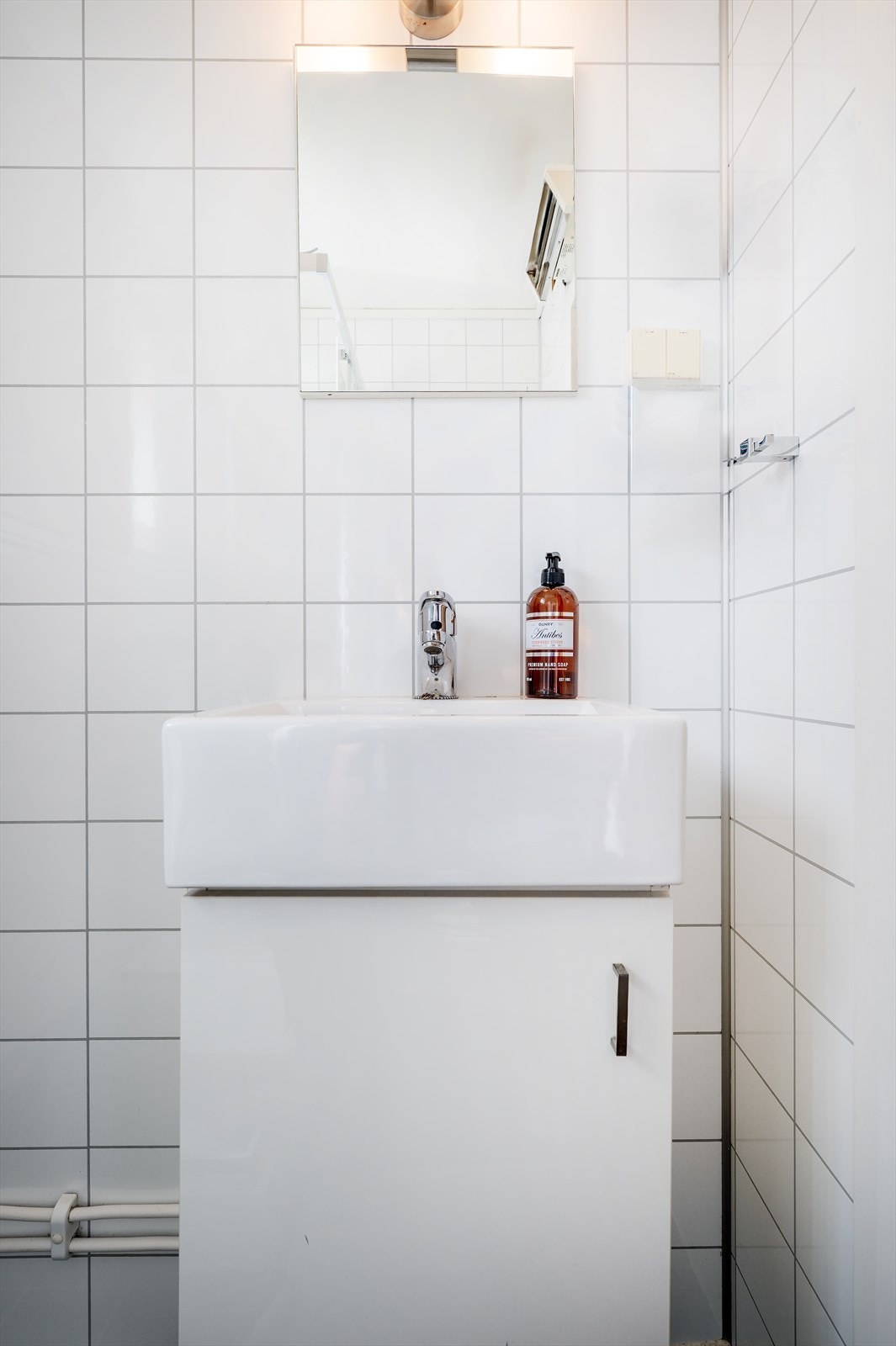 Servantinnredning på bad. Speil med overlys og stikkontakt over servant. Galleribilde