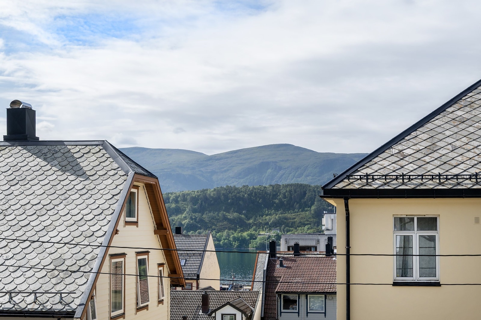 Utsikt med glimt av Aspevågen mot syd Galleribilde
