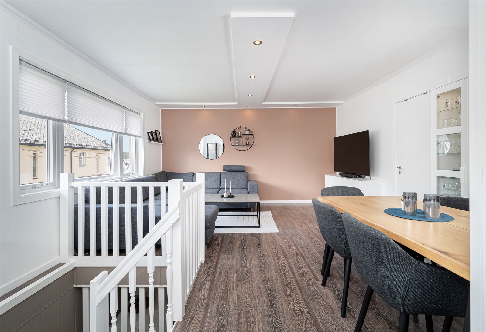 Det er åpenet opp til kjeller og satt inn trapp mellom etasjene Galleribilde