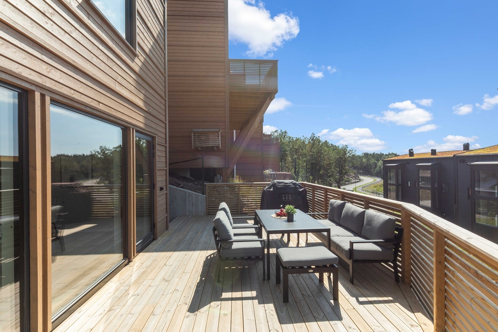 Solrik terrasse med plass til utemøbler og grill. Galleribilde