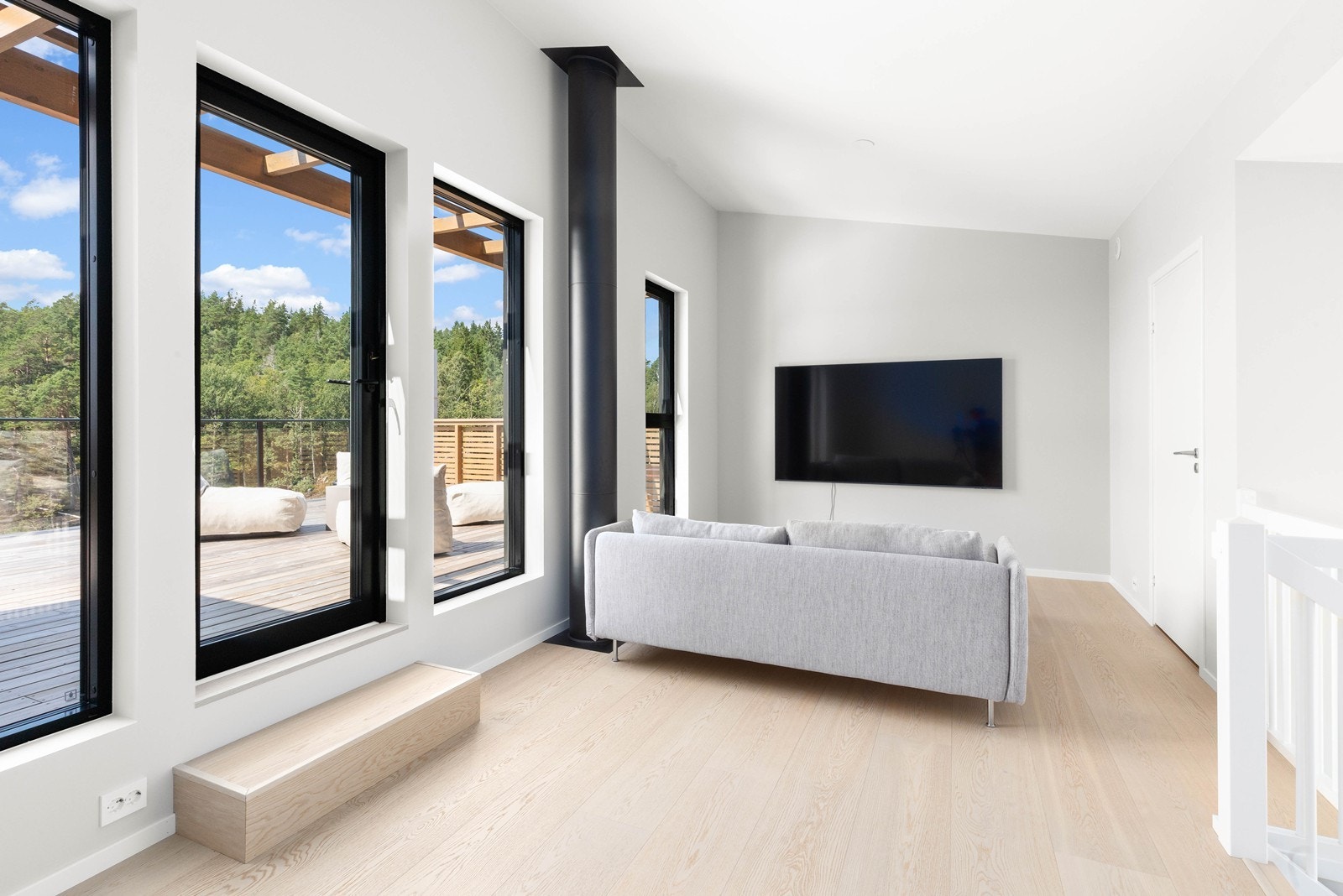 Utgang til stor solrik takterrasse med flott utsikt. Galleribilde