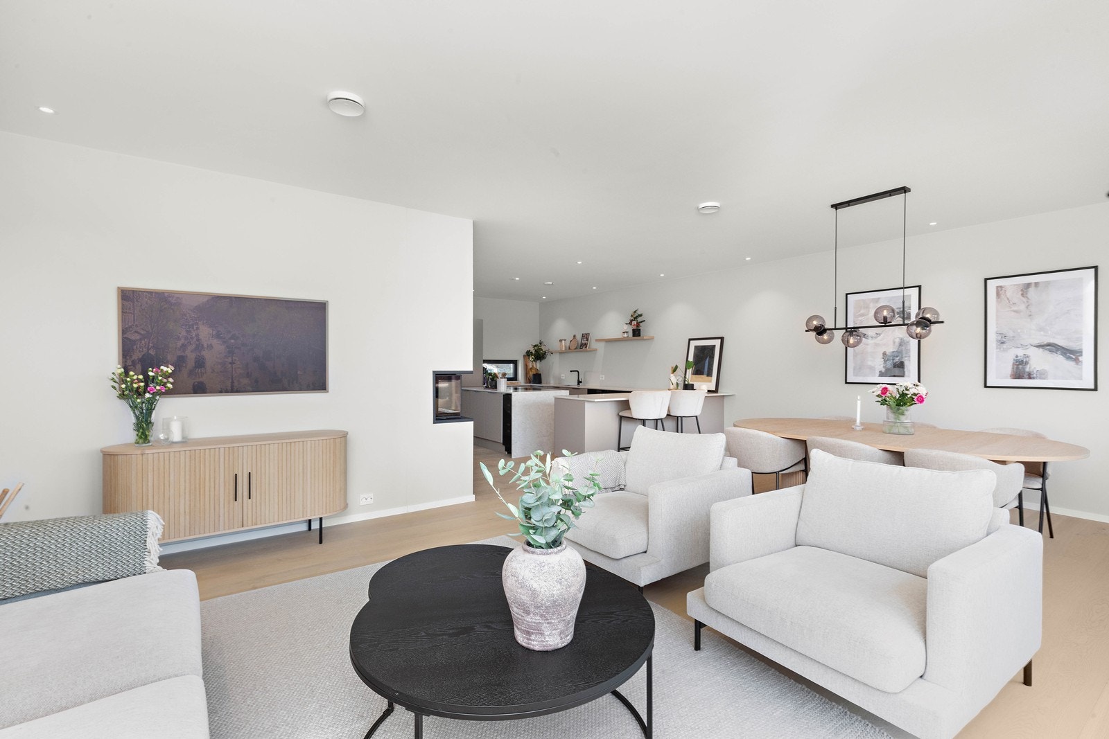 Meget romslig stue med plass til både sofagruppe og spisebord. Galleribilde