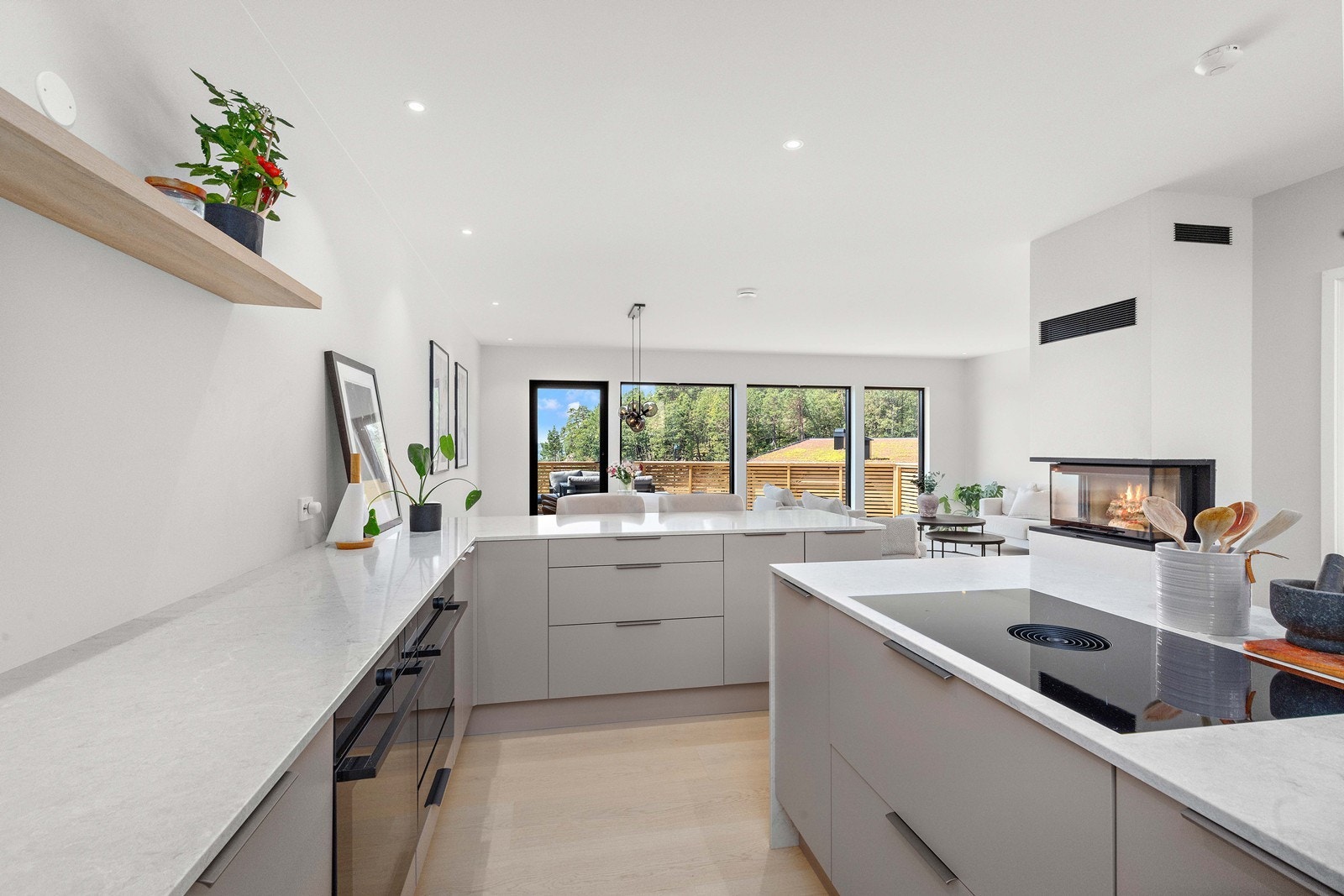 Lekkert kjøkken som har godt med skap og benkeplass Galleribilde