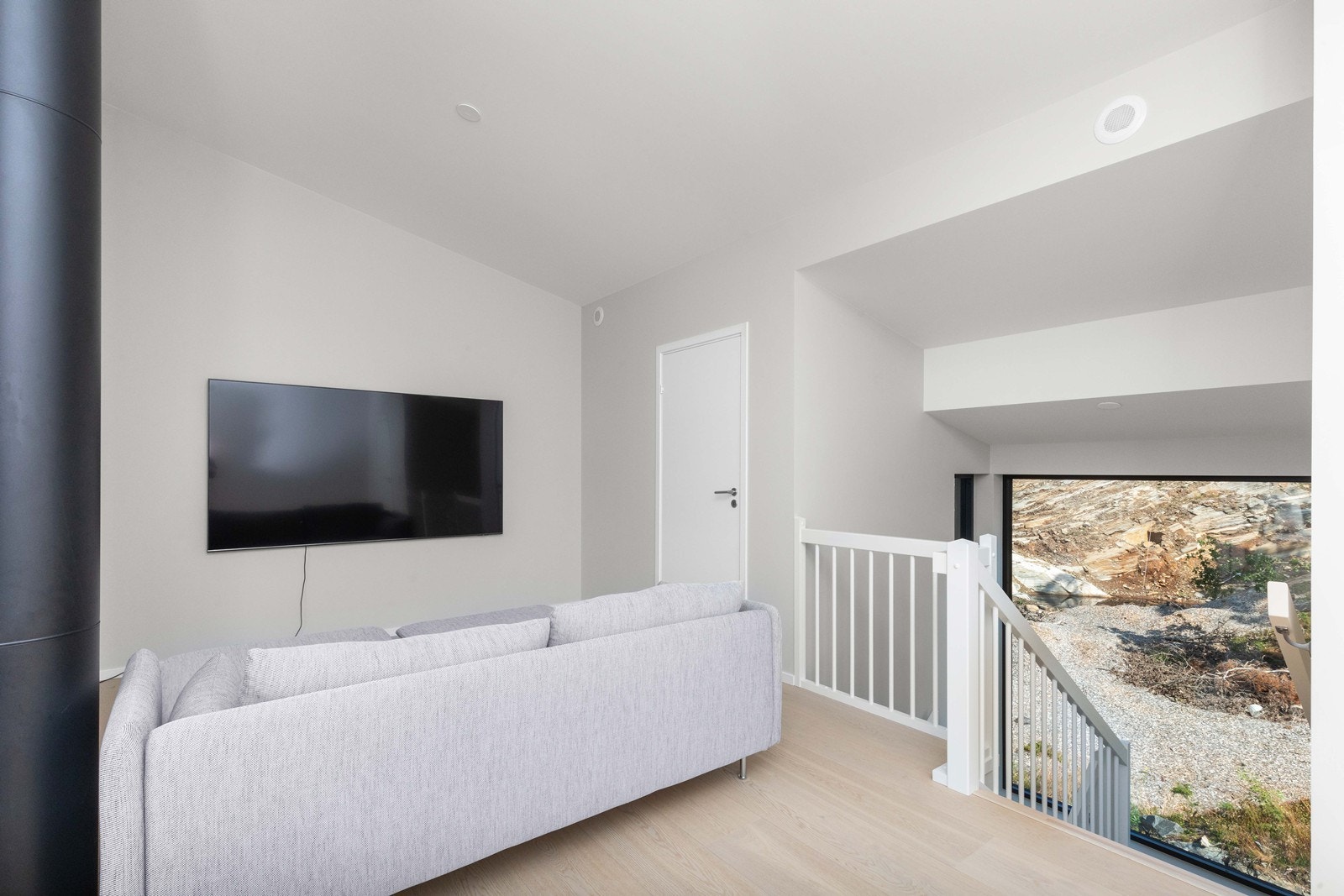 Loftstue med plass til sofagruppe. Galleribilde