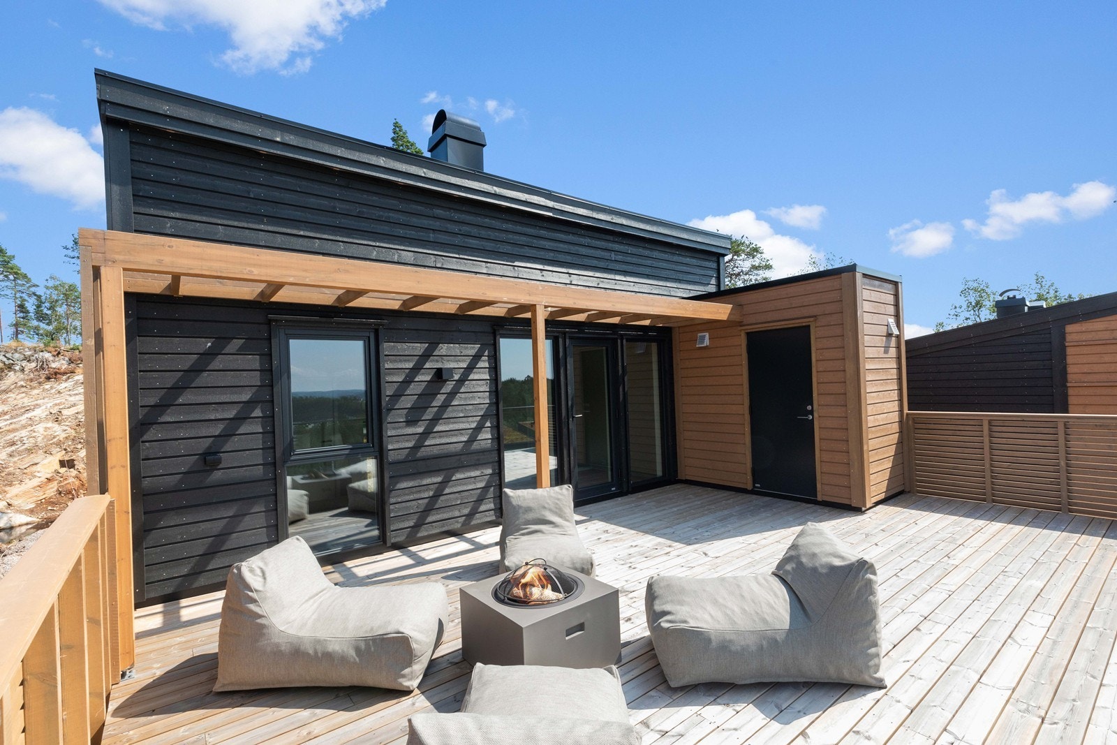 Stor solrik terrasse med bod til oppbevaring. Galleribilde