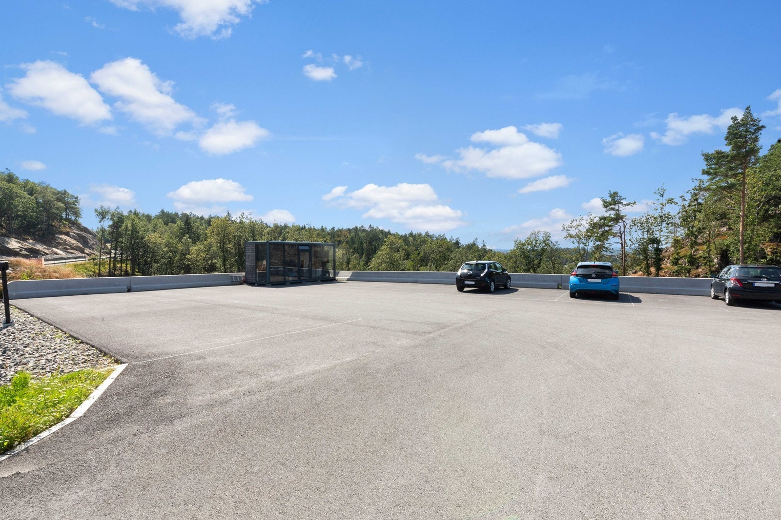 Stor felles p-plass til gjester. Galleribilde