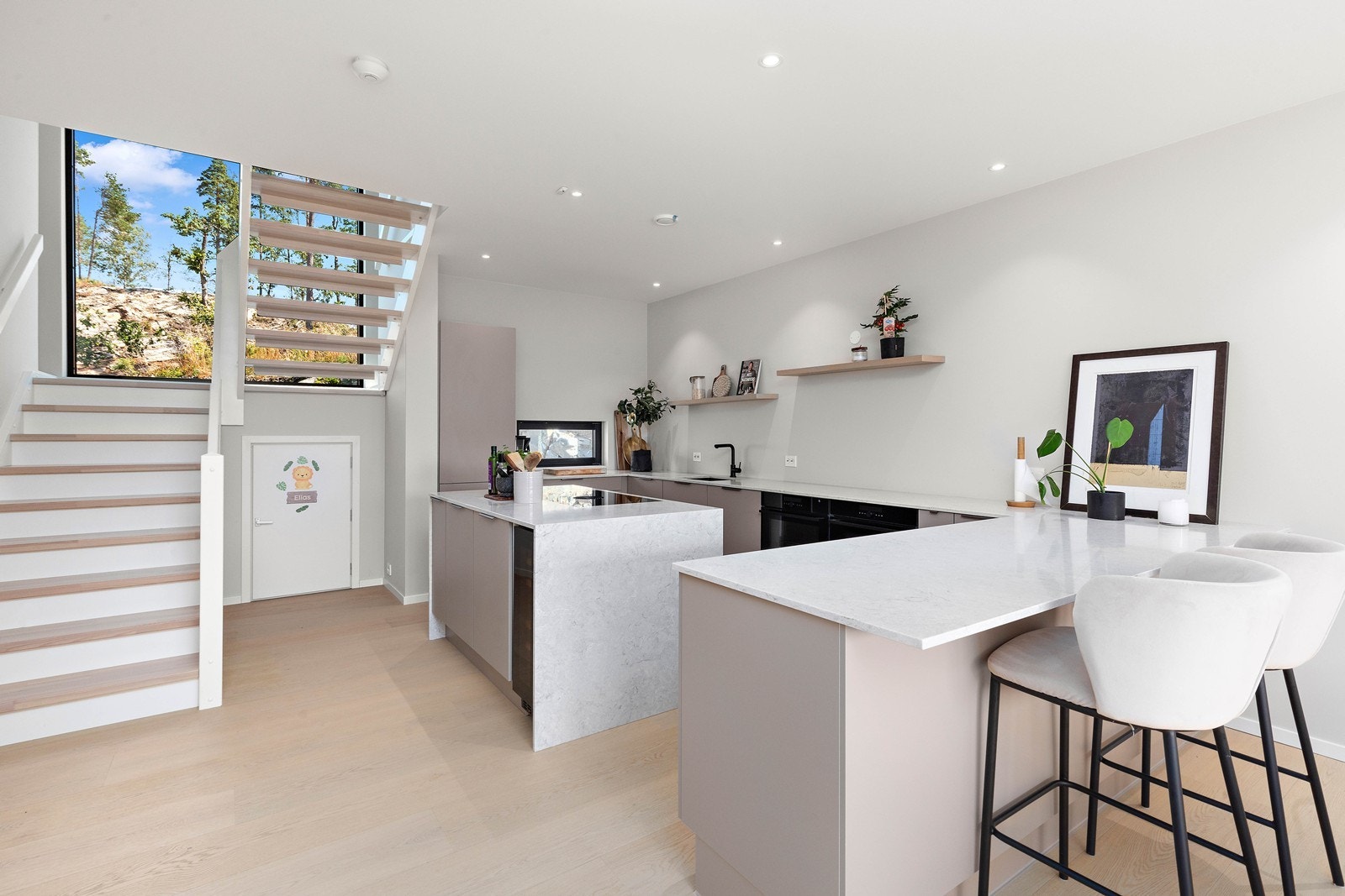 Ellers medfølger også integrerte hvitevarer som ovn, dampovn, oppvaskmaskin, vinskap og kjøleskap. Galleribilde